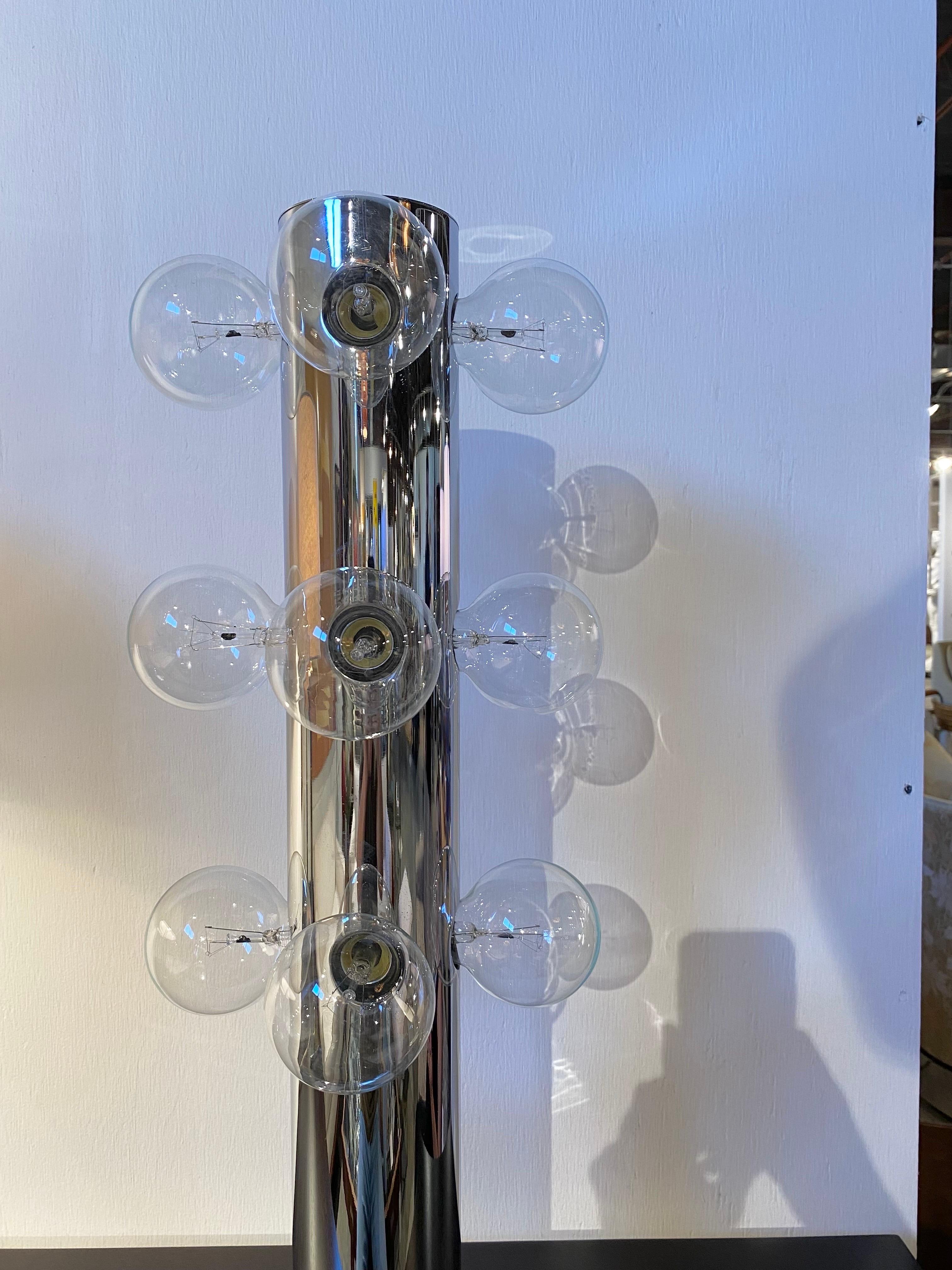 lampe chromée 12 ampoules Pop Art de Robert Sonneman. Cette pièce comporte quatre rangées de trois ampoules avec variateur d'intensité et base chromée. Ampoules et frais d'expédition inclus.