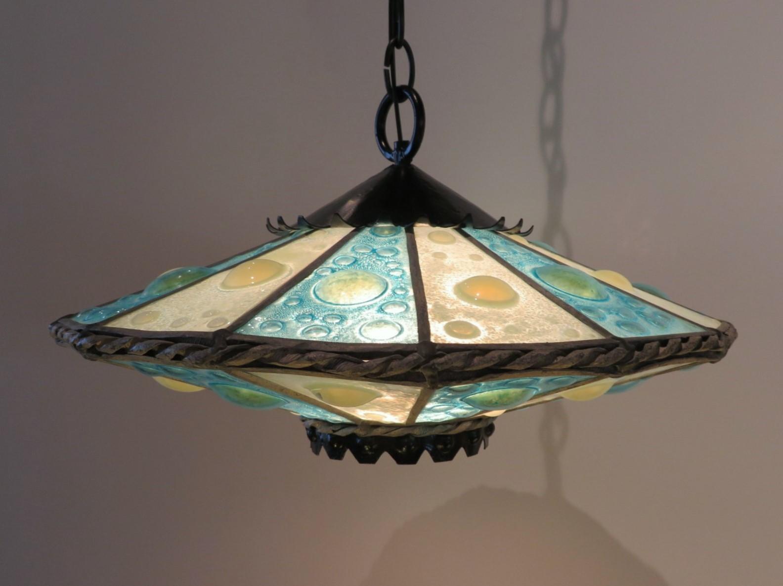 Lampe à suspension en verre fusionné en forme d'OVNI, ère spatiale, moderne, années 1960 en vente 3