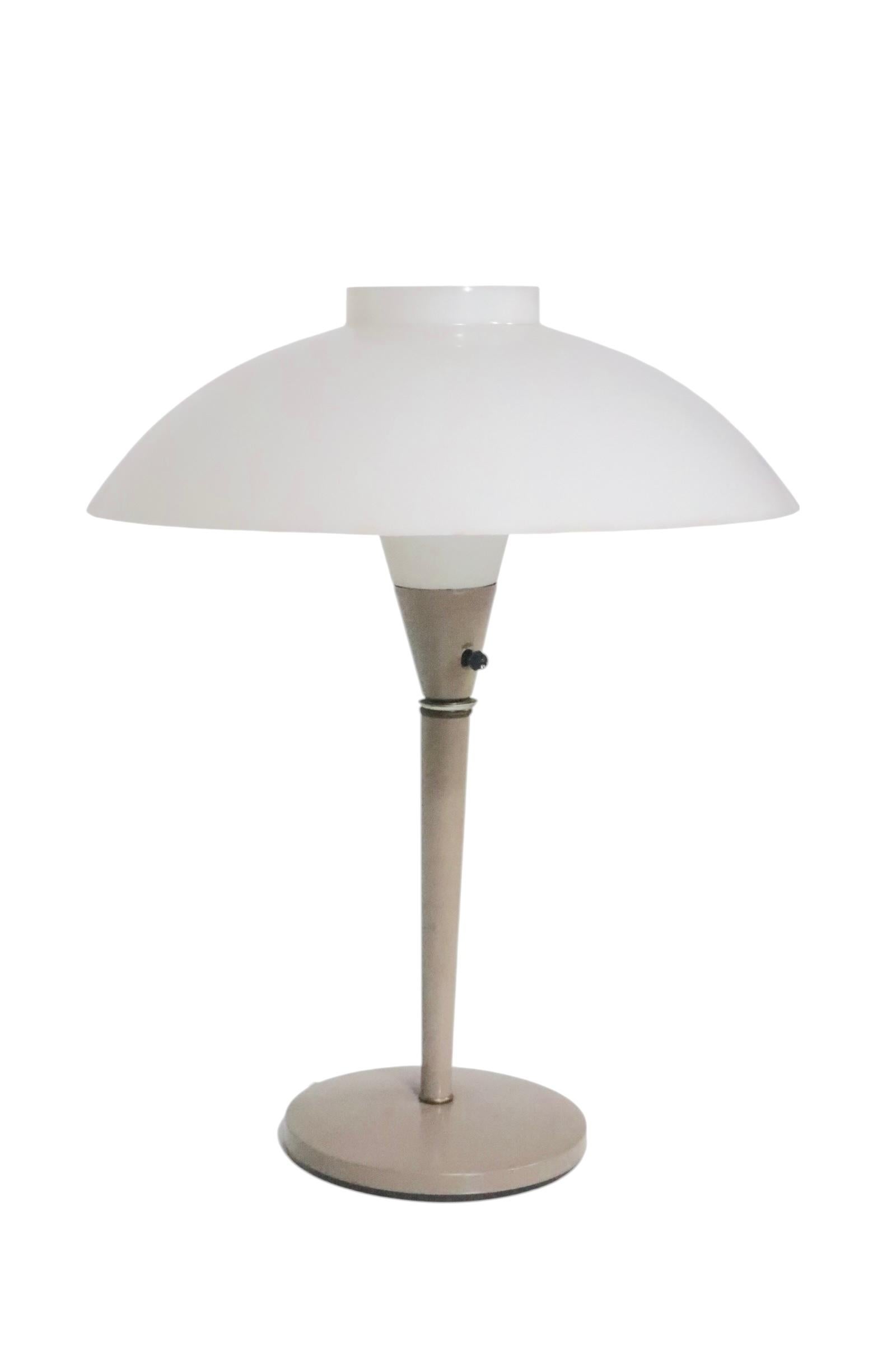 Lampe de table soucoupe du milieu du siècle A Space par Gerald Thurston pour Lightolier 1970 en vente 3