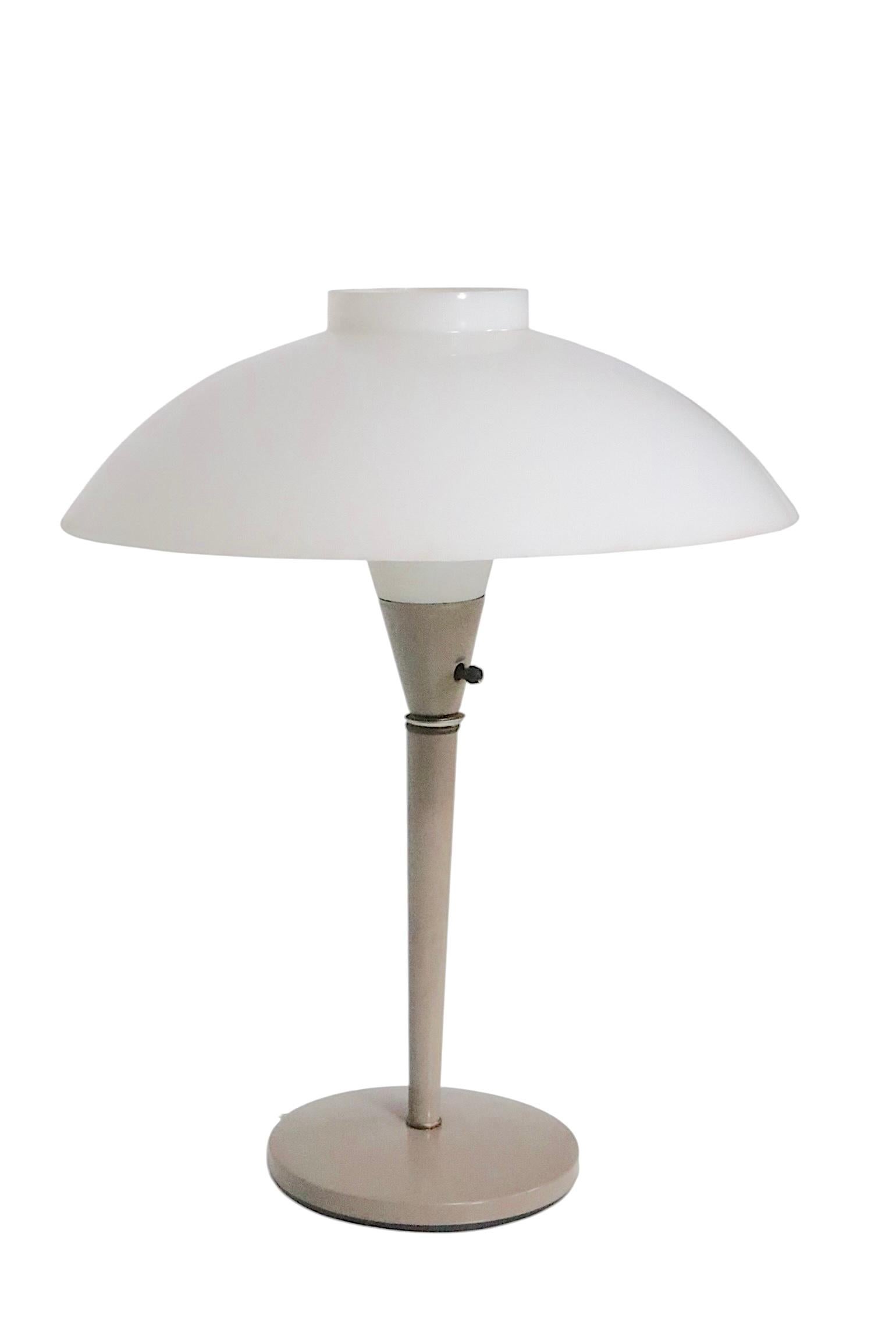 Lampe de table soucoupe du milieu du siècle A Space par Gerald Thurston pour Lightolier 1970 en vente 4