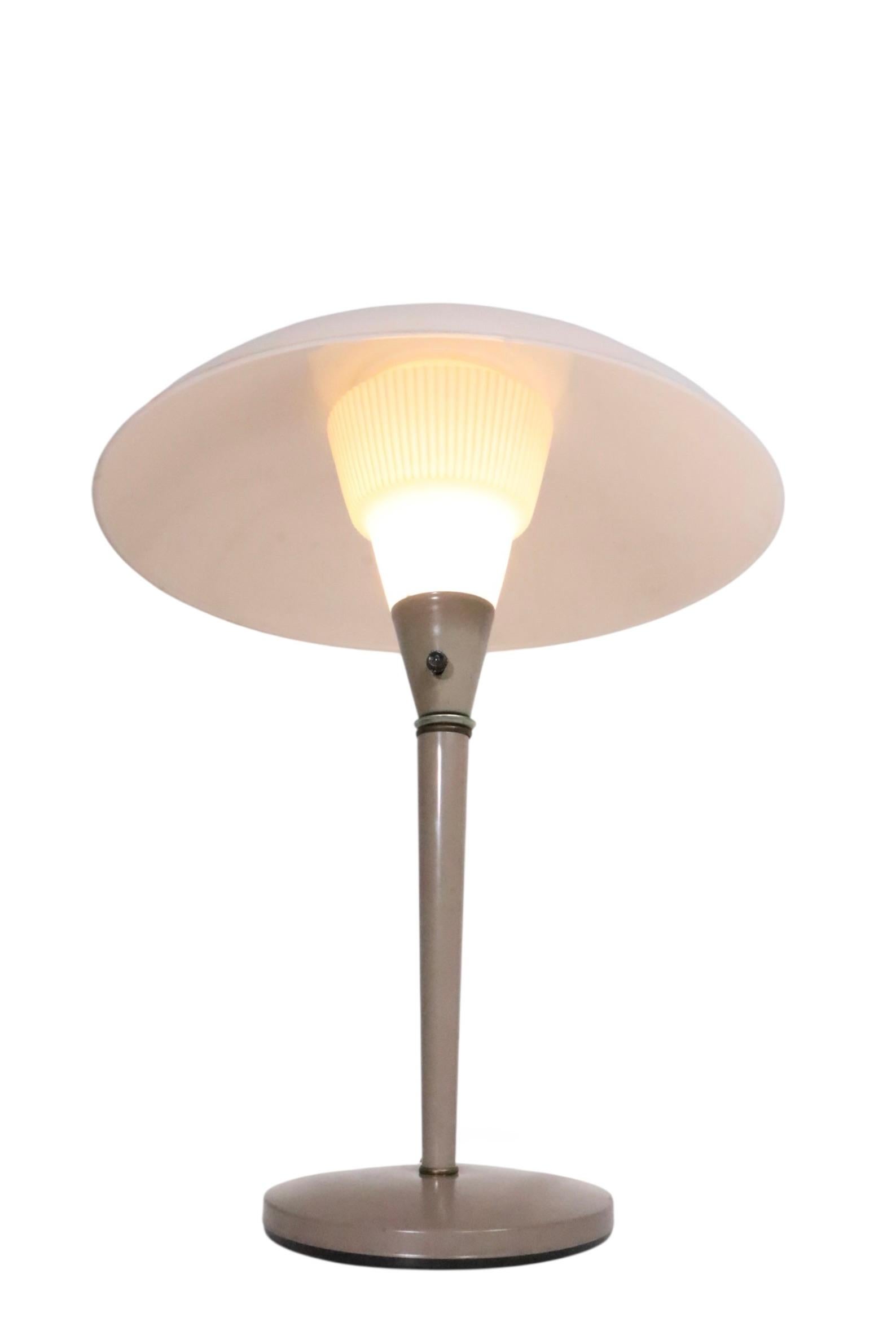 Lampe de table soucoupe du milieu du siècle A Space par Gerald Thurston pour Lightolier 1970 en vente 5