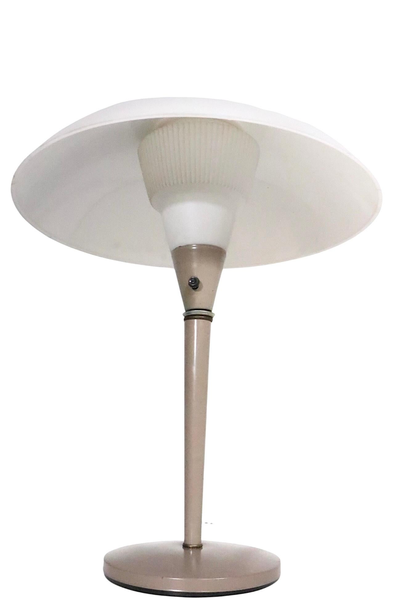 Ère spatiale Lampe de table soucoupe du milieu du siècle A Space par Gerald Thurston pour Lightolier 1970 en vente