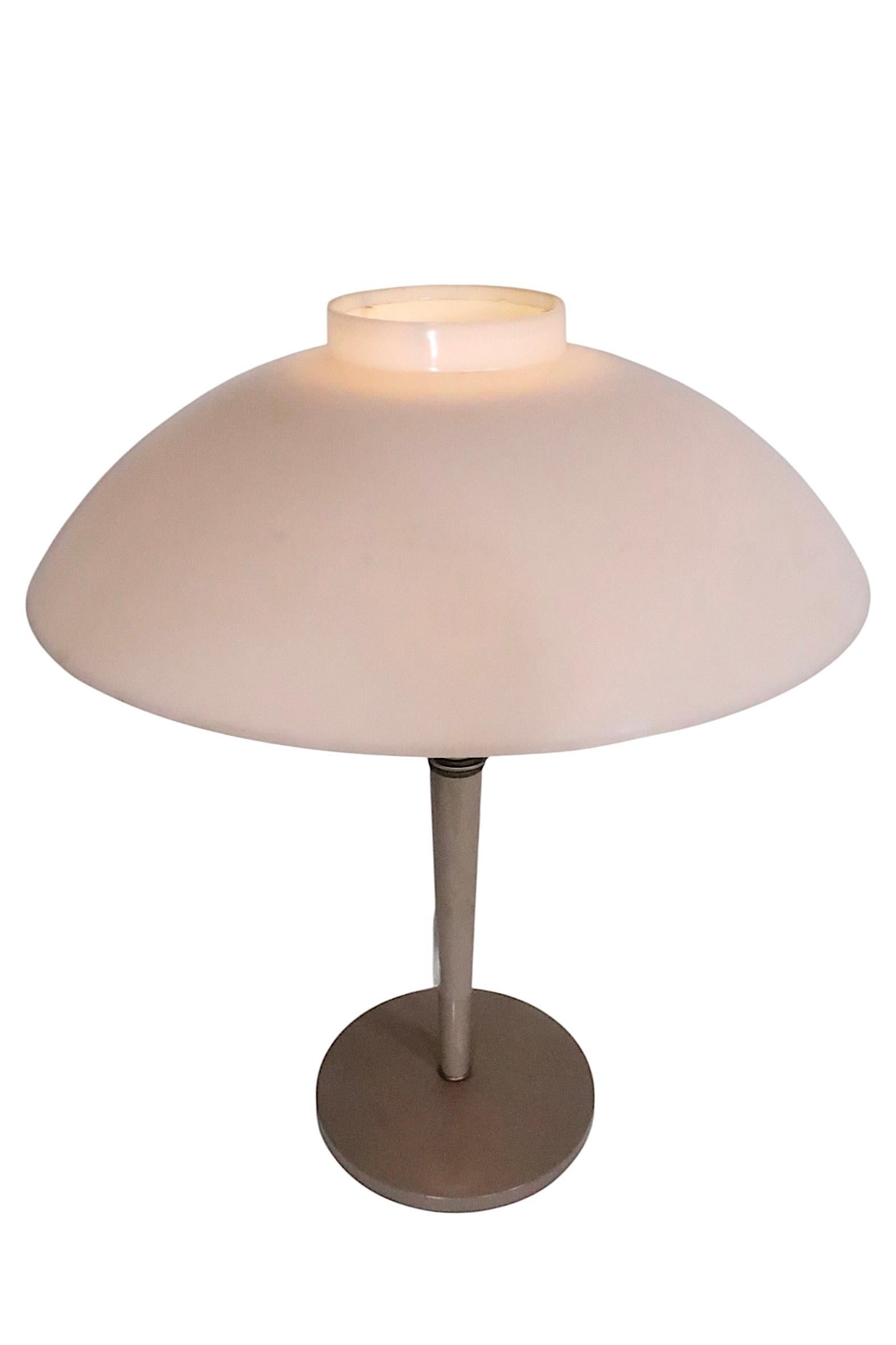 Américain Lampe de table soucoupe du milieu du siècle A Space par Gerald Thurston pour Lightolier 1970 en vente