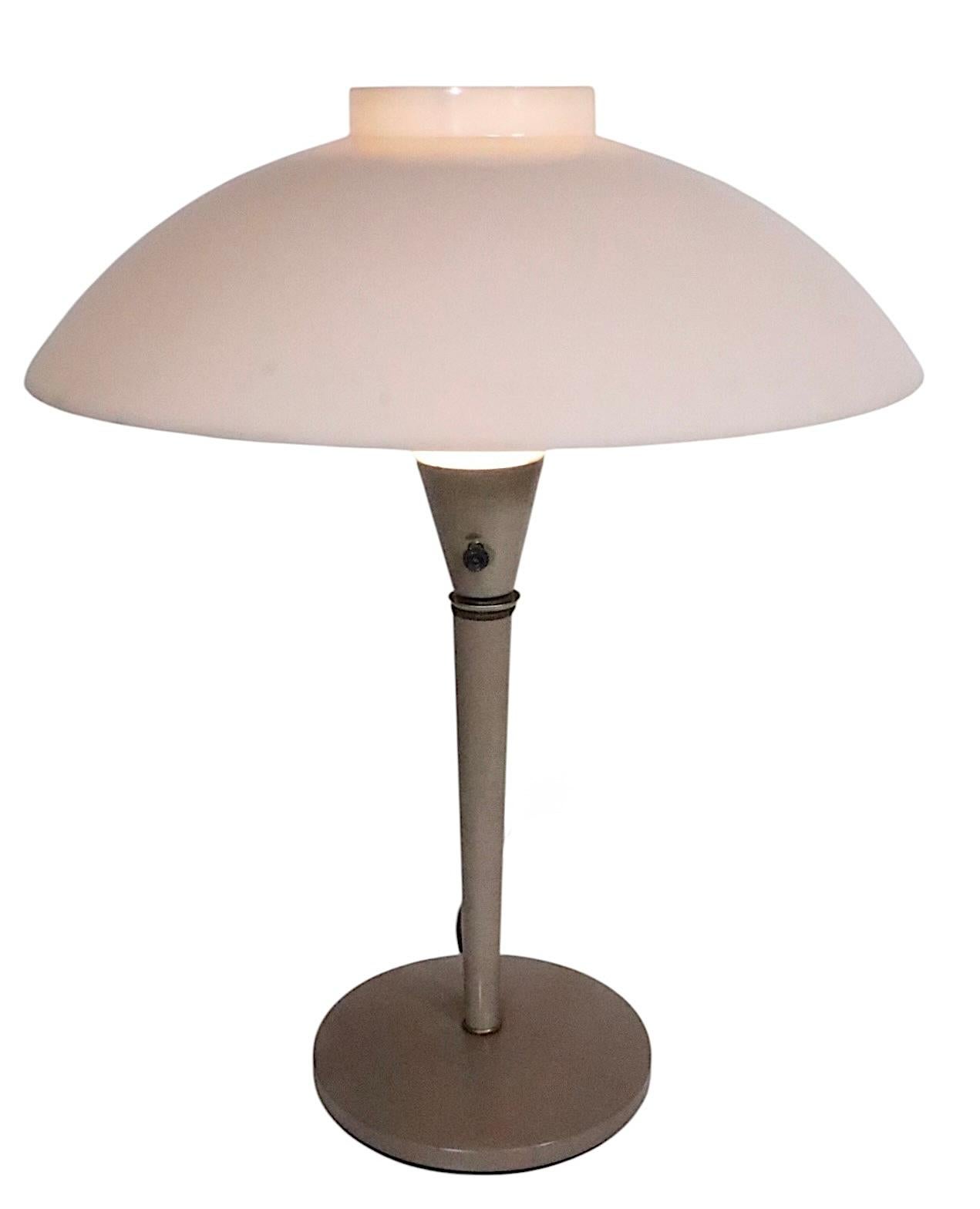 Lampe de table soucoupe du milieu du siècle A Space par Gerald Thurston pour Lightolier 1970 Bon état - En vente à New York, NY