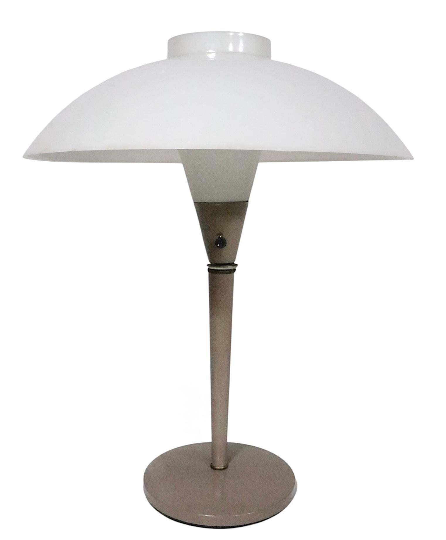 20ième siècle Lampe de table soucoupe du milieu du siècle A Space par Gerald Thurston pour Lightolier 1970 en vente