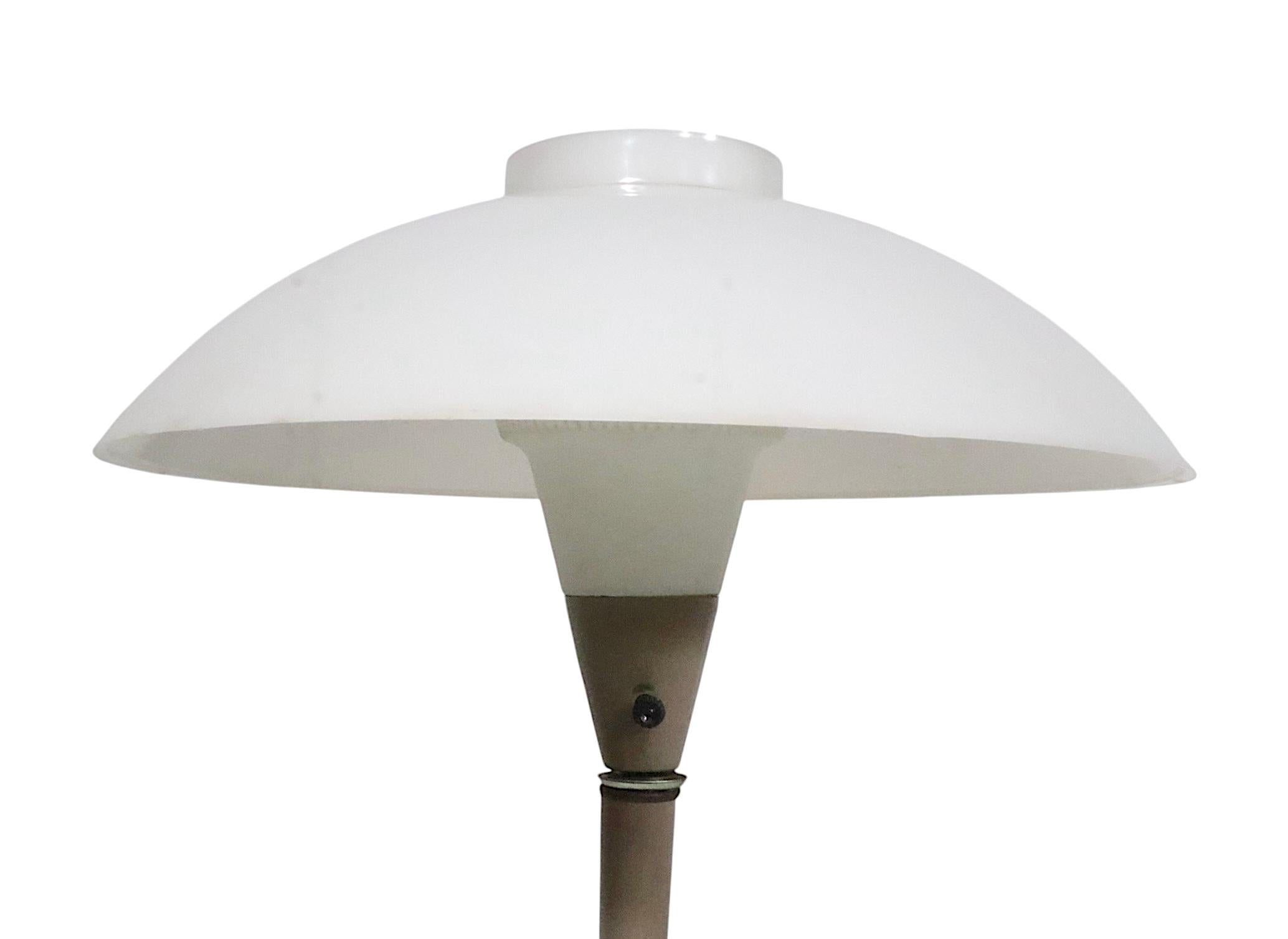Lampe de table soucoupe du milieu du siècle A Space par Gerald Thurston pour Lightolier 1970 en vente 1