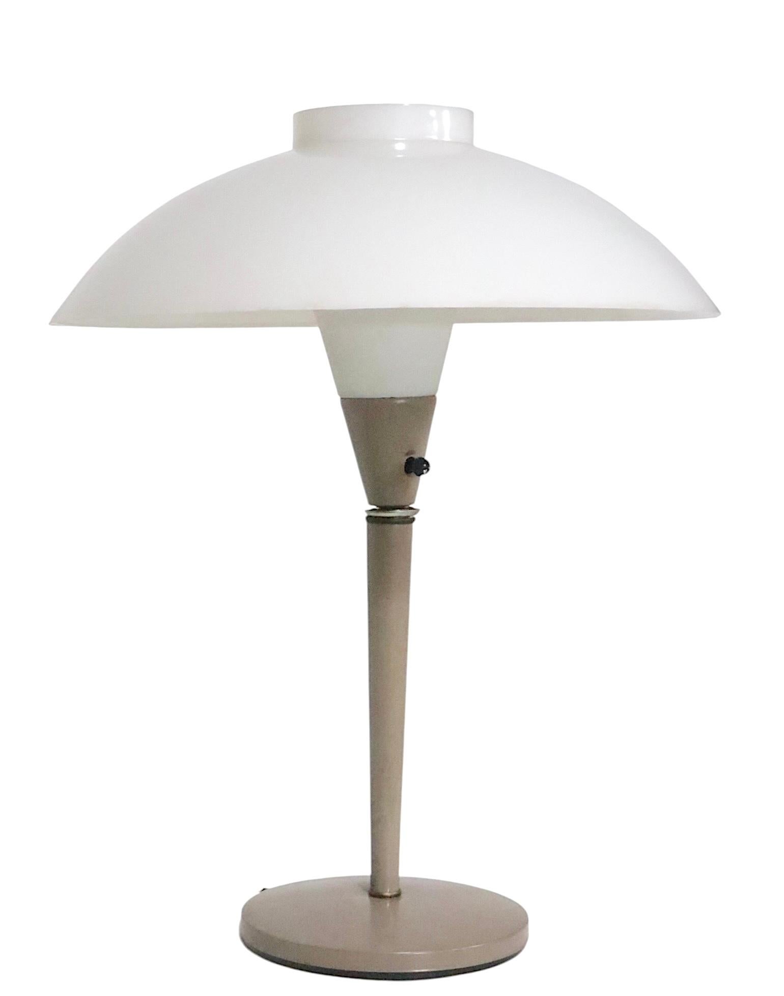 Lampe de table soucoupe du milieu du siècle A Space par Gerald Thurston pour Lightolier 1970 en vente 2