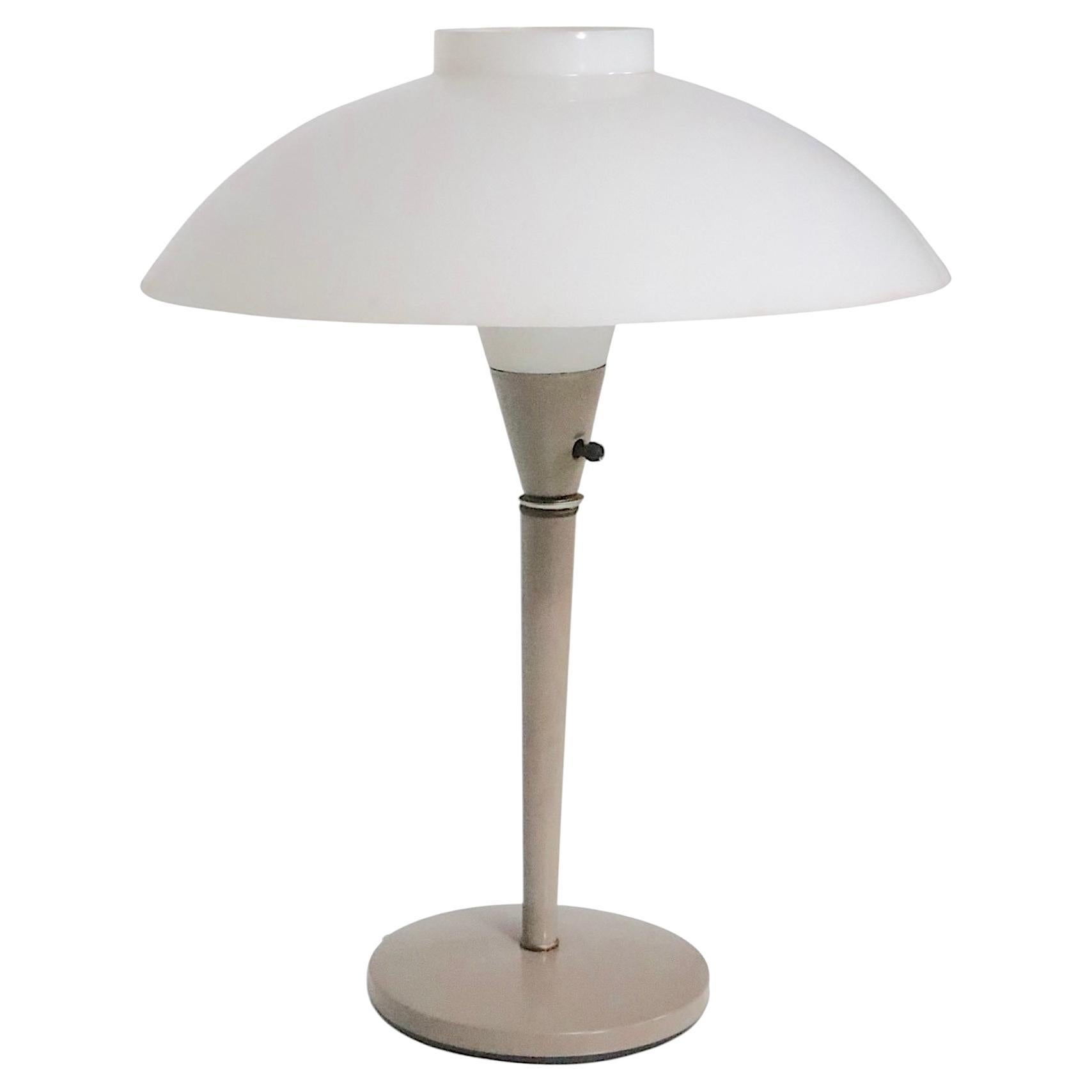 Lampe de table soucoupe du milieu du siècle A Space par Gerald Thurston pour Lightolier 1970 en vente