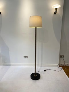 Lampada da terra alta con base a piedistallo in cromo lucido e nero, in stile minimalista “Space Age”, anni ’70