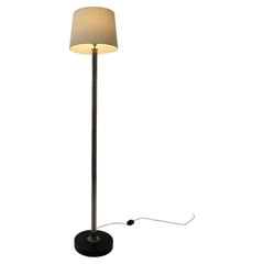 Lampada da terra alta con base a piedistallo in cromo lucido e nero, in stile minimalista “Space Age”, anni ’70