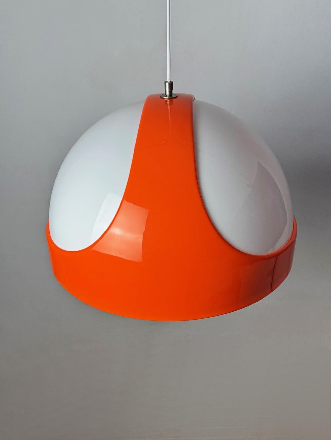 Space Age Model 4064 Pendelleuchte von Gerd Lange für Kartell, 1960er Jahre Italien

Diese auffällige Pendelleuchte Modell 4064 wurde in den 1960er Jahren von Gerd Lange für Kartell entworfen und verkörpert die kühne Vision des italienischen Space