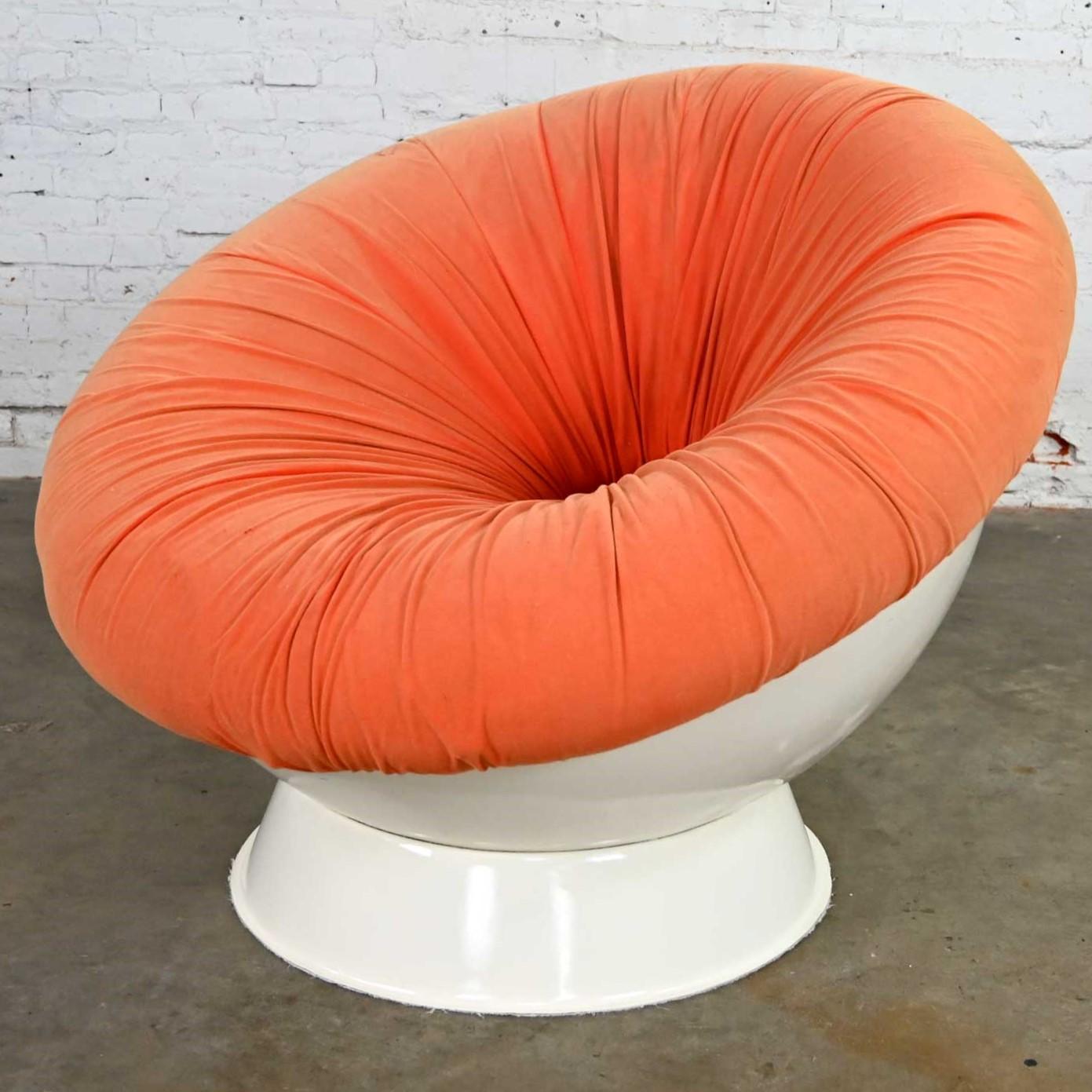 Superbe chaise à boule de style Space Age Mod dans le style de la chaise Girasole de Luciano Frigerio. Whiting est composé d'une assise et d'une base en résine de fibre de verre blanche et d'un tissu original en microfibre orange ou en polyester