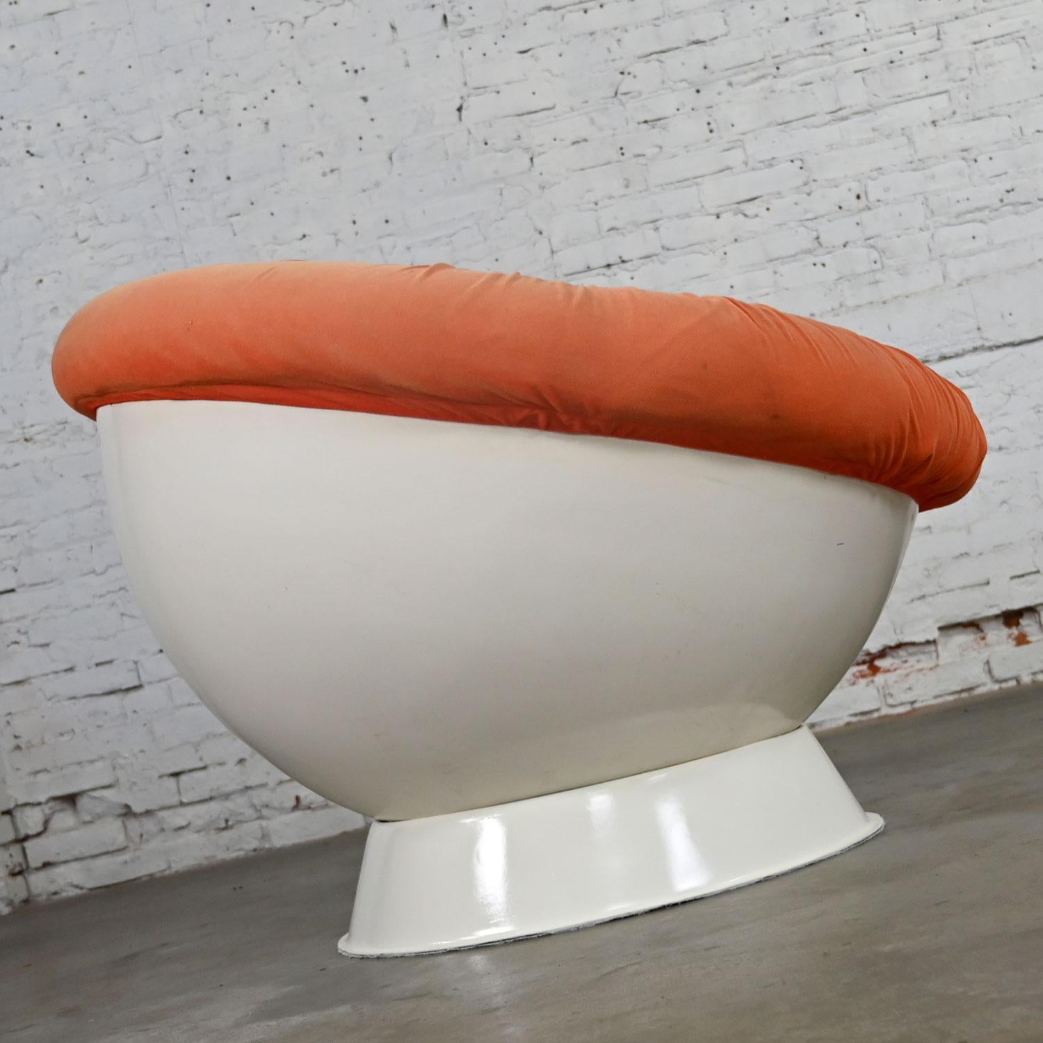Space Age Mod White Fiberglass Ball Chair Style Girasole Chair Luciano Frigerio In Good Condition For Sale In Topeka, KS