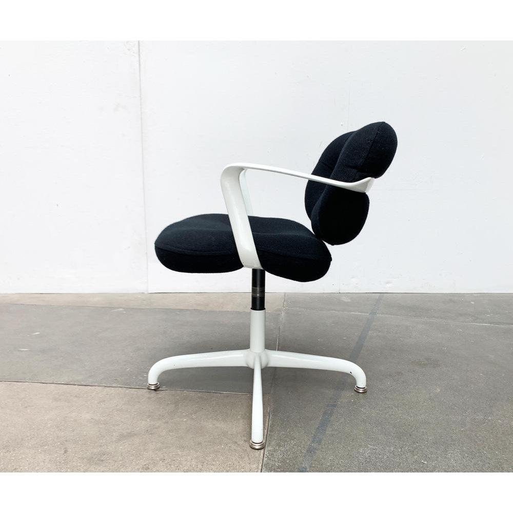 Elegant design classic from knoll international according to a draft by bruce hannah andrew morrison from the 1970s. Ici dans une version avec un cadre blanc et un coussin noir.

Un design fonctionnel sur un principe simple. Un dossier et un coussin