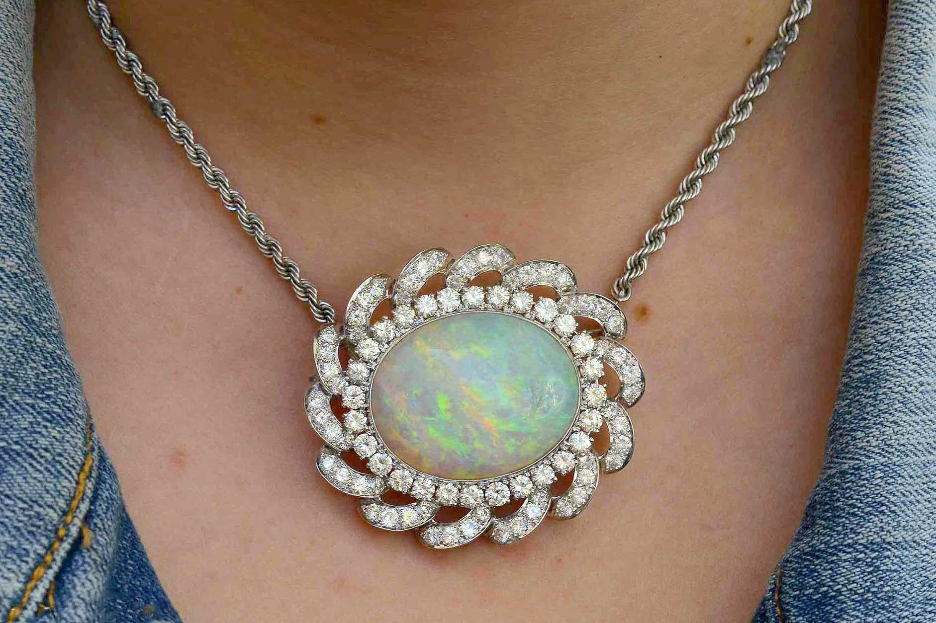 Un incroyable collier d'opale australienne de 33 carats, orné de plus de 8 carats de diamants presque parfaits, gravite autour d'une galaxie céleste composée d'une pierre précieuse étonnante, grande et ardente, imprégnée d'un éventail