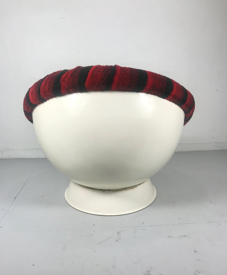 Space Age Modernist Ball Chair in White Resin Original Pop Modern Fabric In Good Condition For Sale In Buffalo, NY