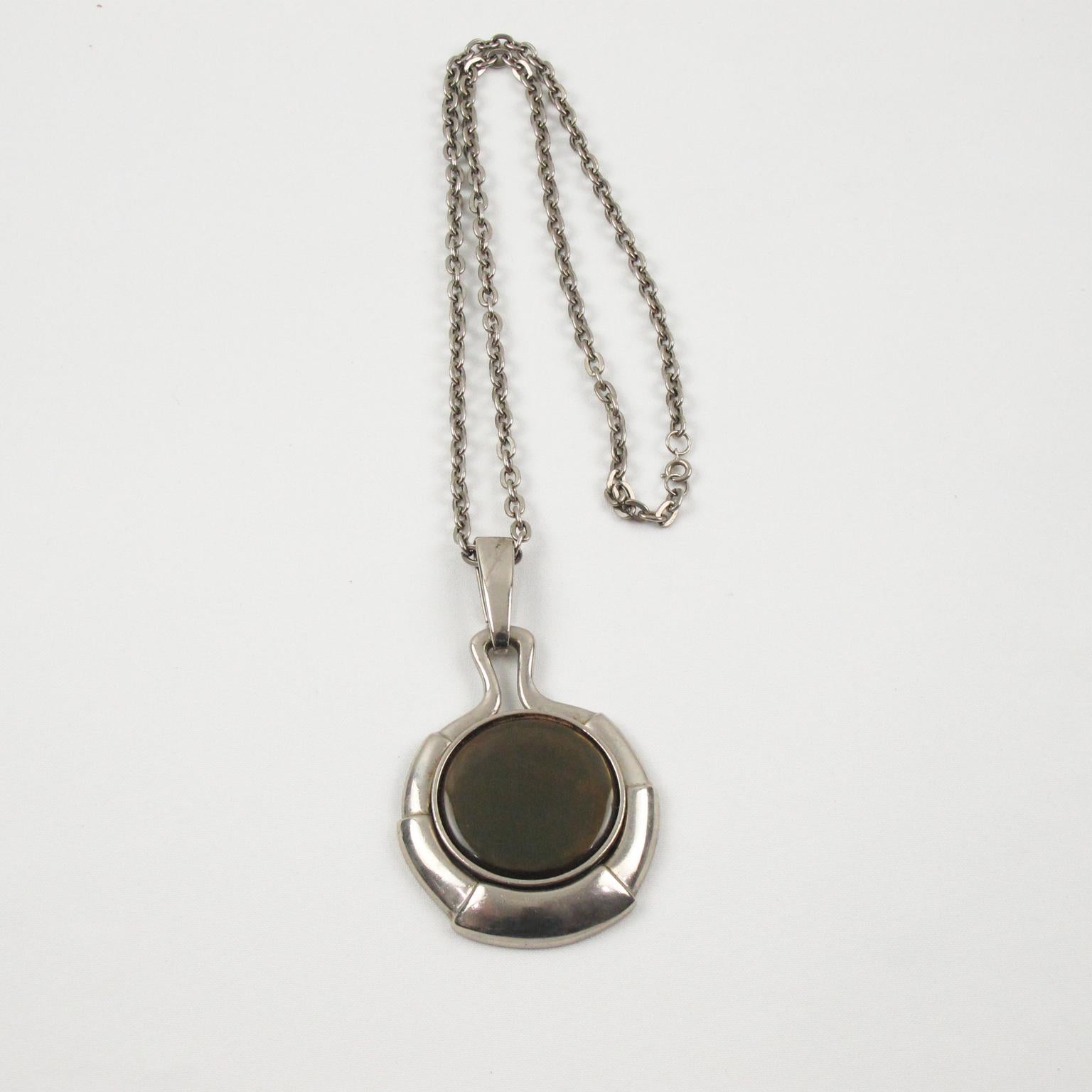 Collana Modernista Space Age Ciondolo in resina verde iridescente in vendita 4