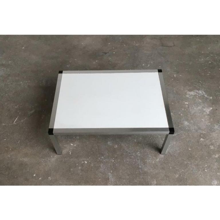 Table d'appoint plate fabriquée à partir d'un système dans un langage de conception technique.
 
Informations complémentaires :
Matériaux : Métal, plastique
Type d'article : Vintage, antique ou d'occasion
Couleur : Noir
Dimensions : 25,59ʺW ×