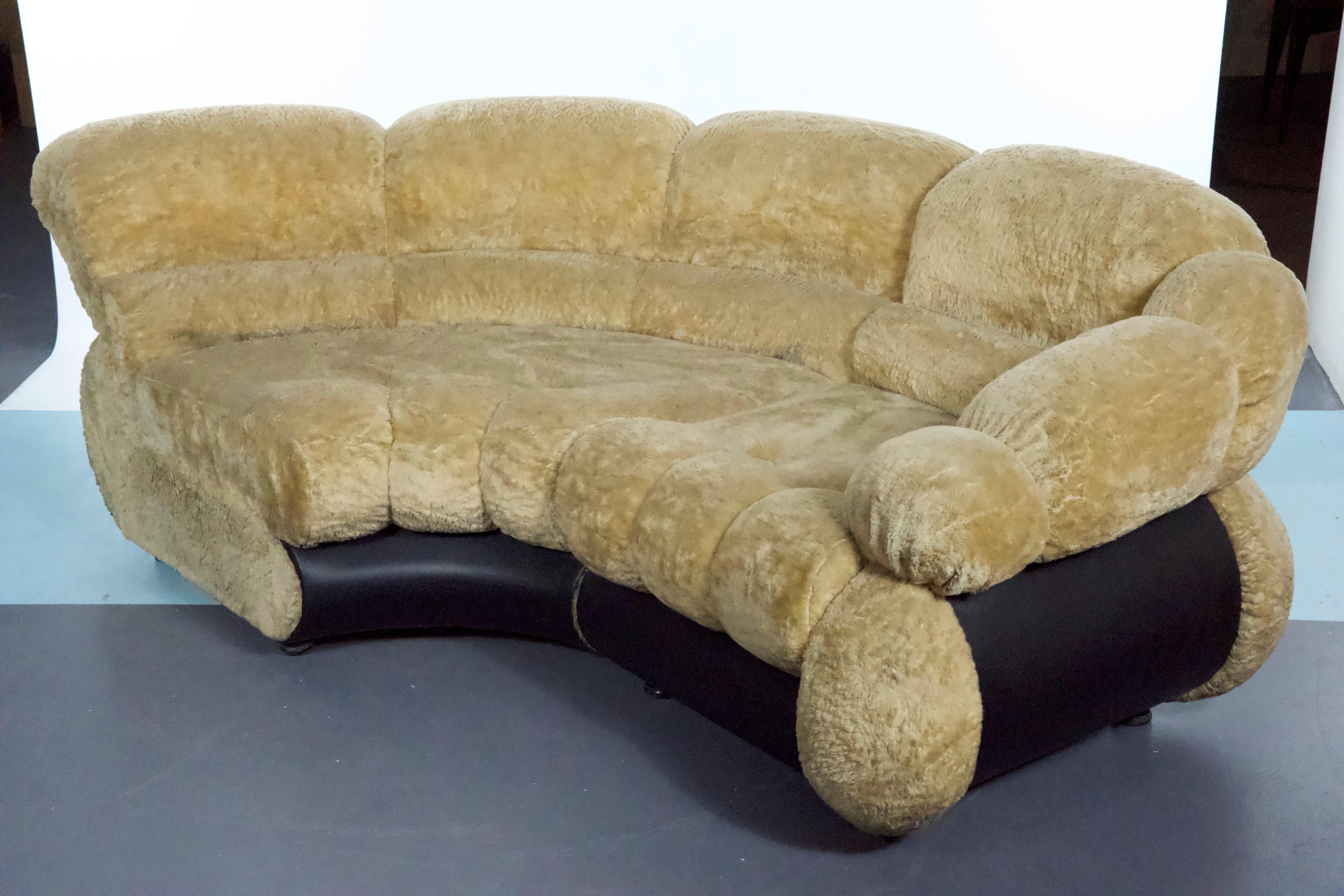 Rare canapé modulaire conçu par Adriano Piazzesi, produit en Italie dans les années 1970. Cet ensemble comprend un module d'angle et un module à une place avec un accoudoir, tous deux revêtus du tissu nounours crème d'origine et de similicuir noir.