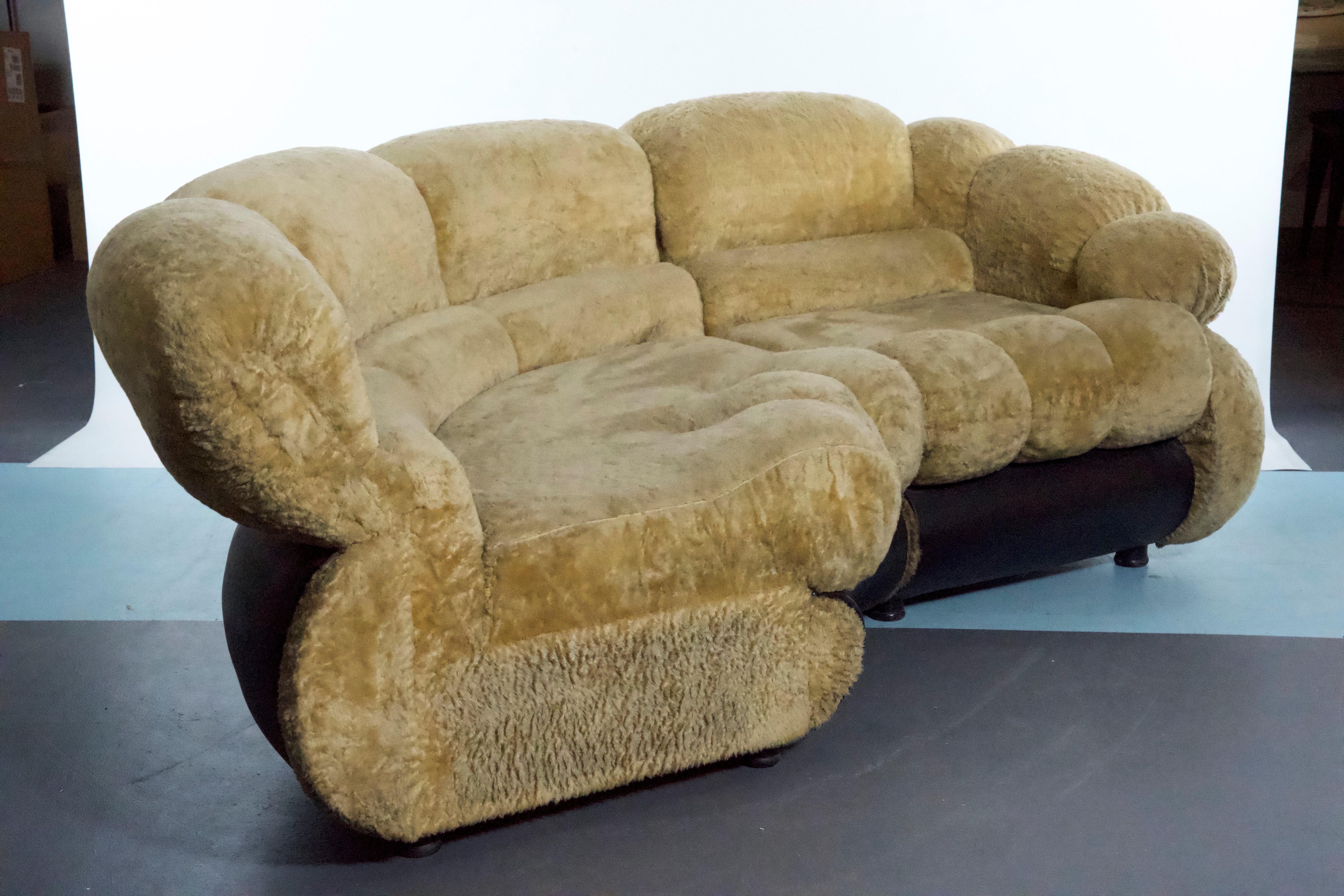 italien Canapé modulaire de l'ère spatiale Adriano Piazzesi, ours en peluche crème et similicuir, 1970 en vente