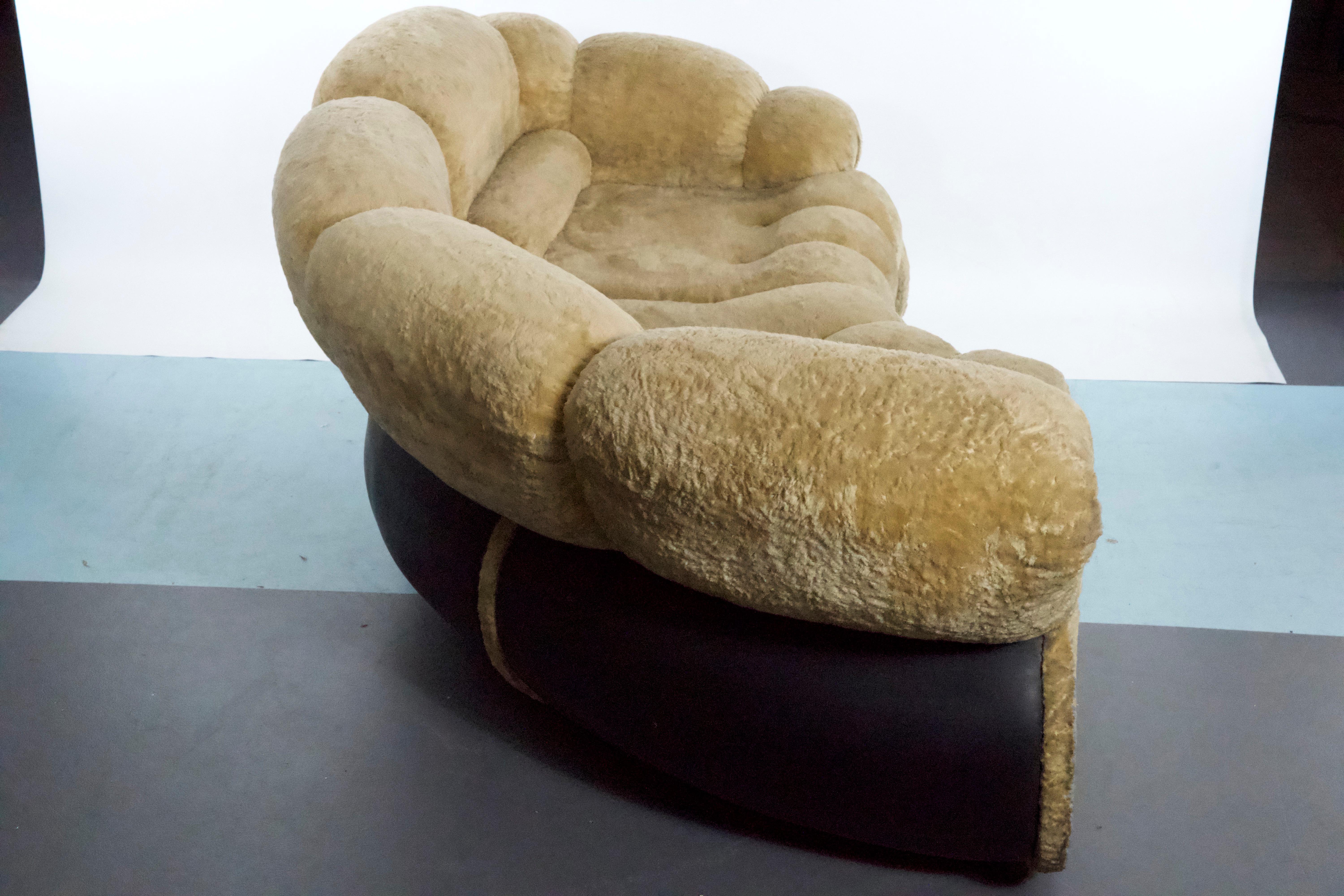20ième siècle Canapé modulaire de l'ère spatiale Adriano Piazzesi, ours en peluche crème et similicuir, 1970 en vente