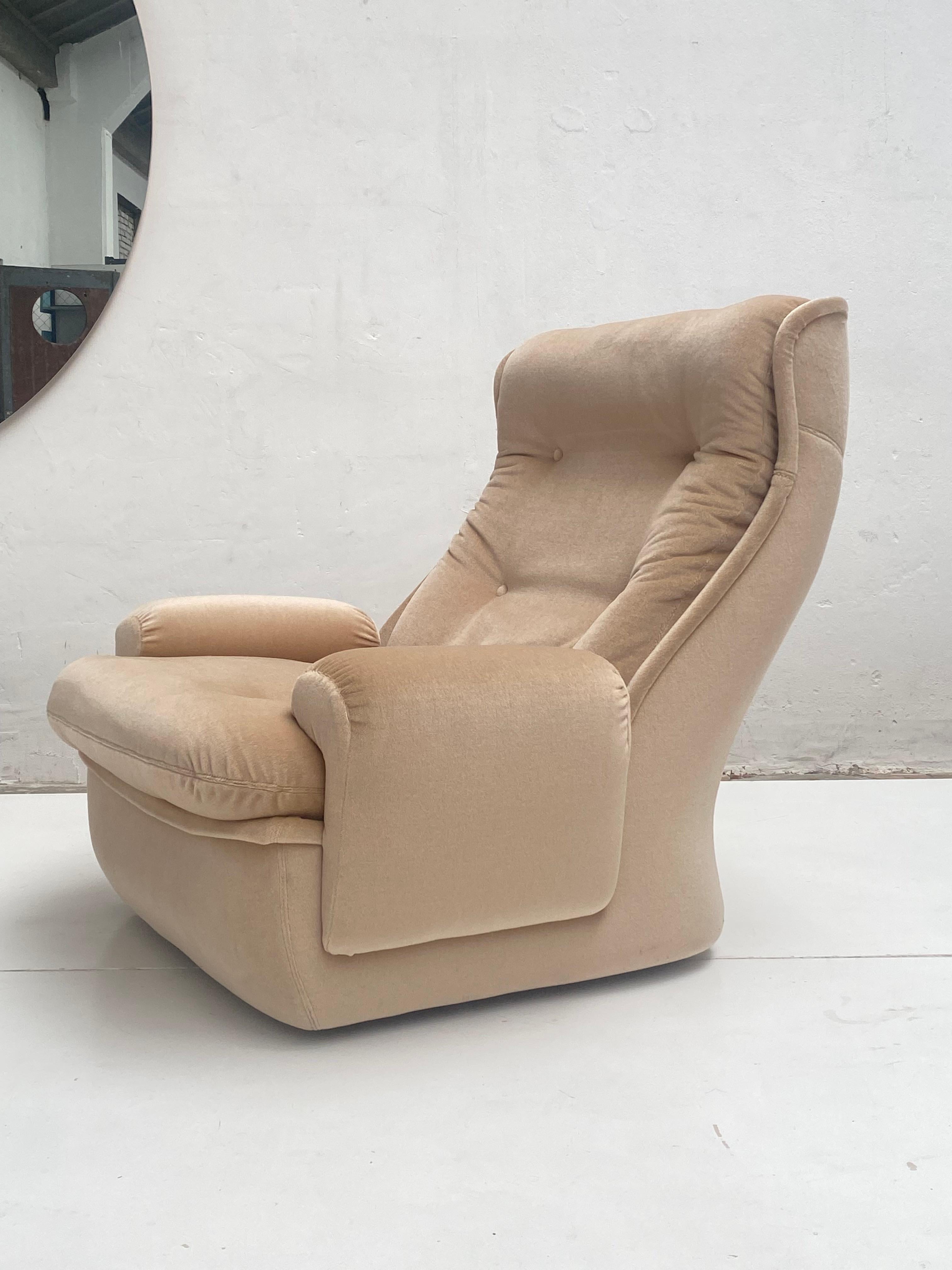 Space Age Mohair “Orchidée” Lounge Chairs Michel Cadestin, Airborne, France 1968 In Good Condition For Sale In bergen op zoom, NL