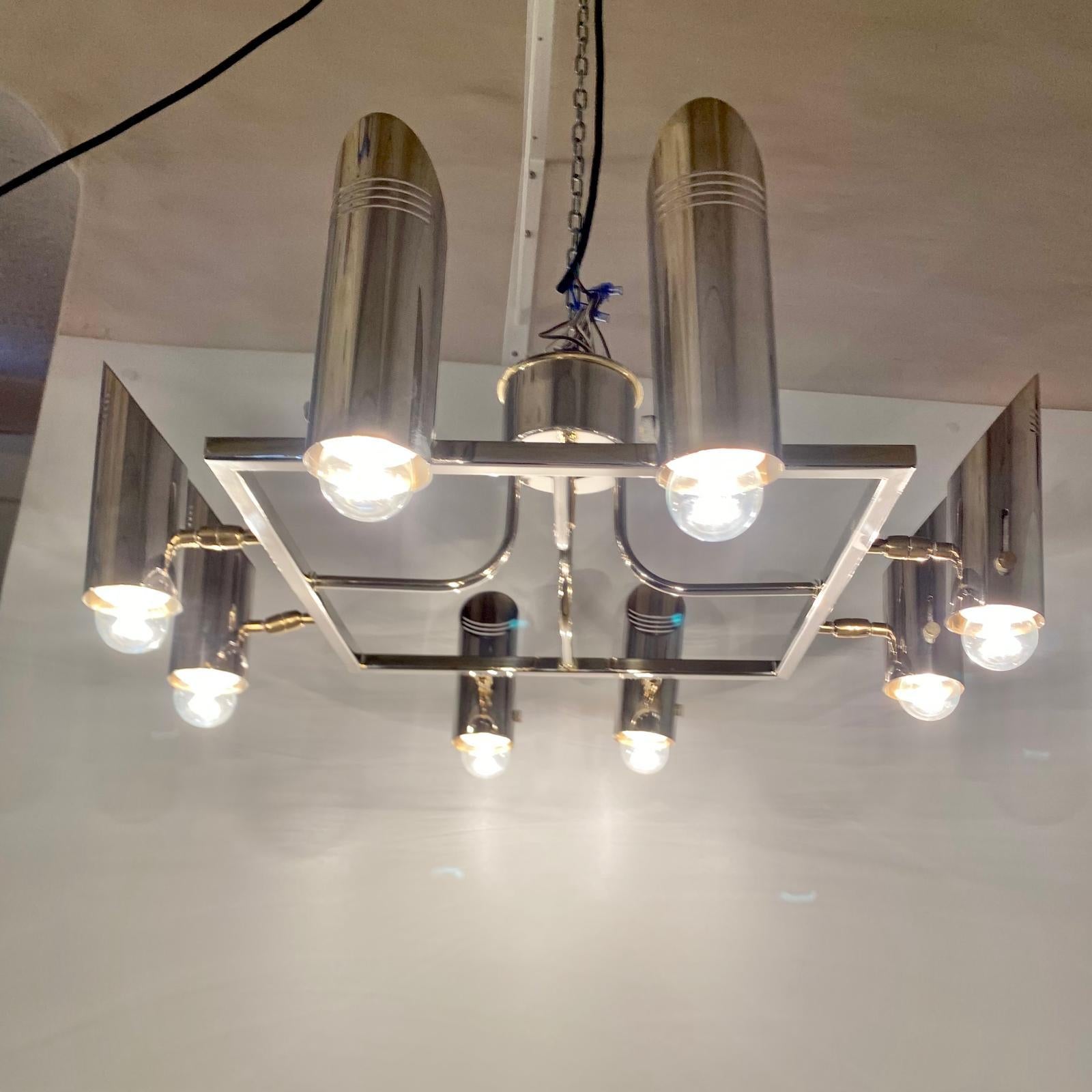 Lampada da soffitto a più luci in stile Stilnovo, Italia, anni '70

Questa rara e squisita lampada da soffitto, progettata e prodotta in Italia negli anni '70, è uno straordinario esempio di artigianato senza tempo e di eccellenza del design.