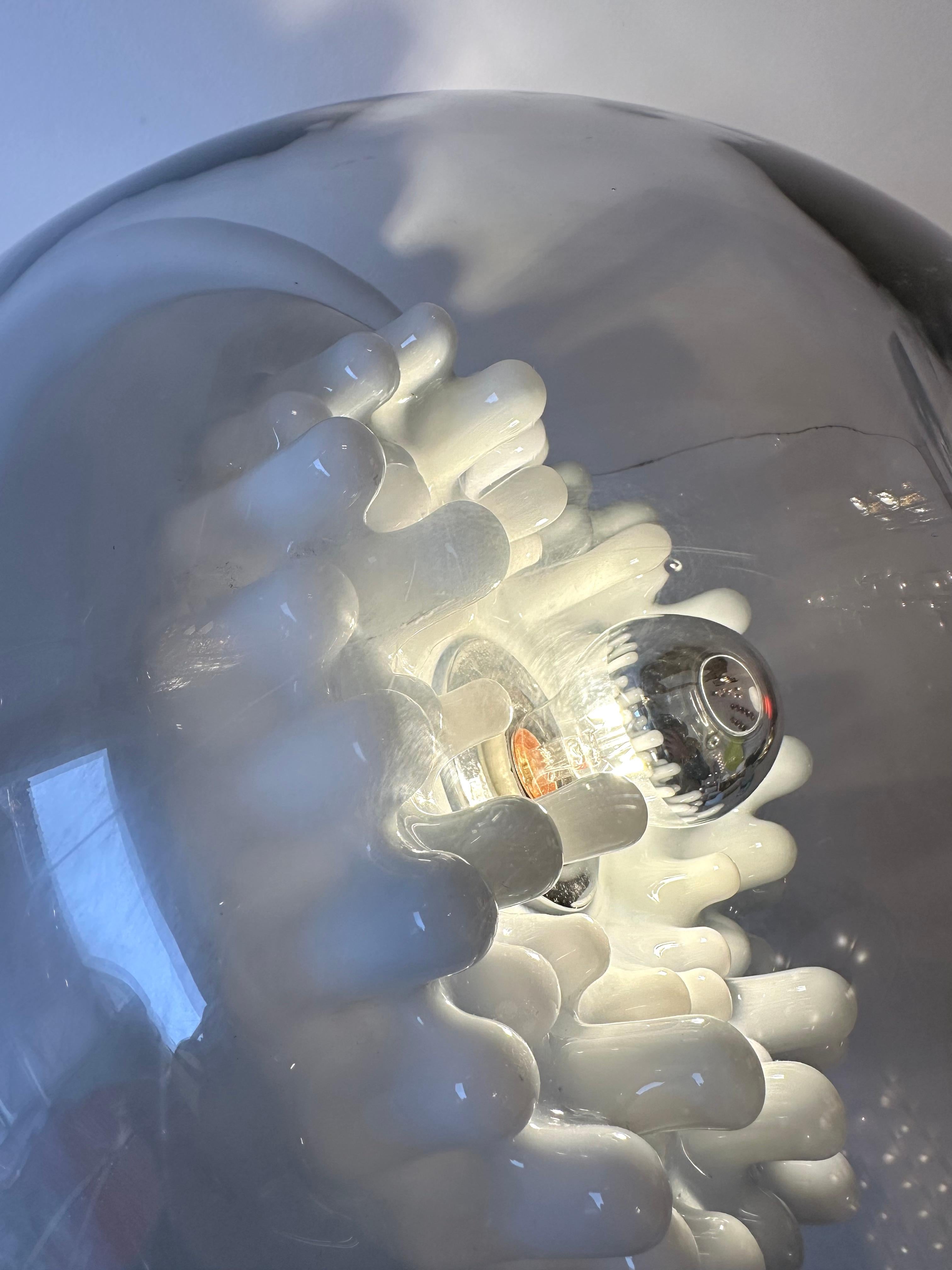 Lampe de table de l'ère spatiale du milieu du siècle en verre Murano soufflé blanc fumé, métal chromé, base en lucite claire et transparente par l'éditeur italien de design Leucos. Des fabricants célèbres comme Venini, Veronese, La Murrina, Aldo