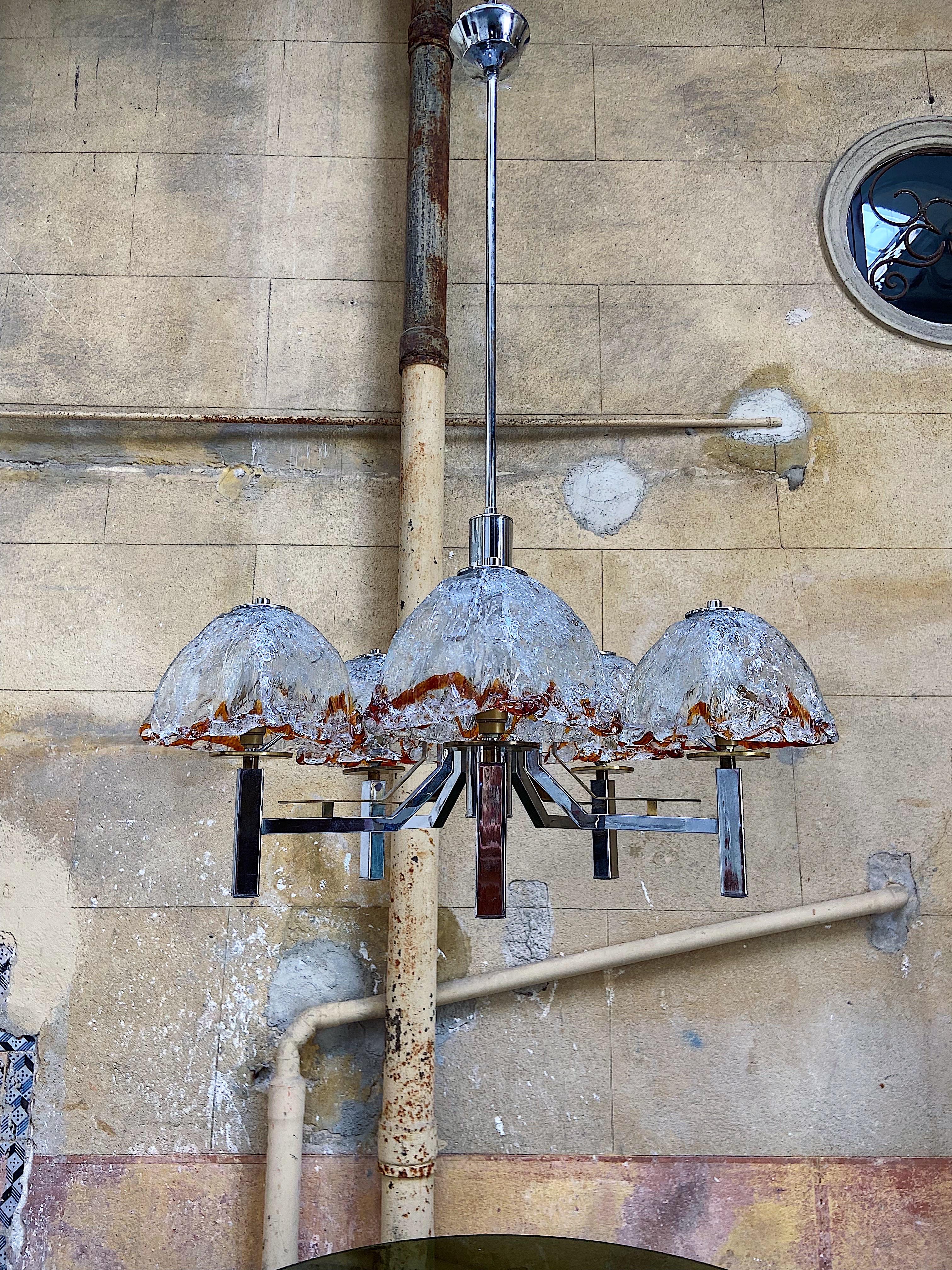 Plafoniera disegnata da Toni Zuccheri, anni Settanta. Cinque bicchieri di Murano incastonati su una base di metallo. La base è particolare perché è sia in oro che in argento. Cinque lampadine.