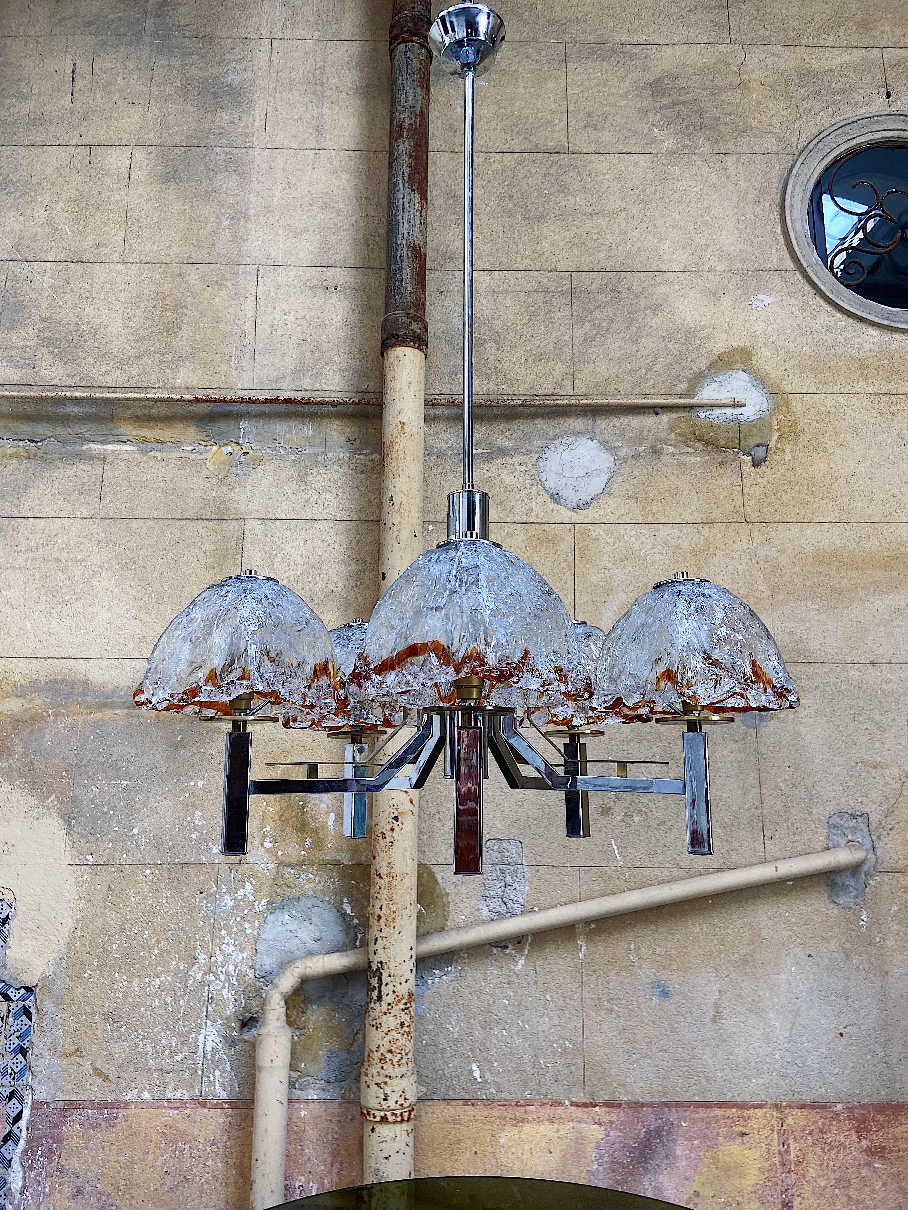 Plafonnier conçu par Tony Zuccheri, années 1970. Cinq verres de Murano posés sur une base en métal. La base est particulière puisqu'elle est à la fois en or et en argent. Cinq ampoules.