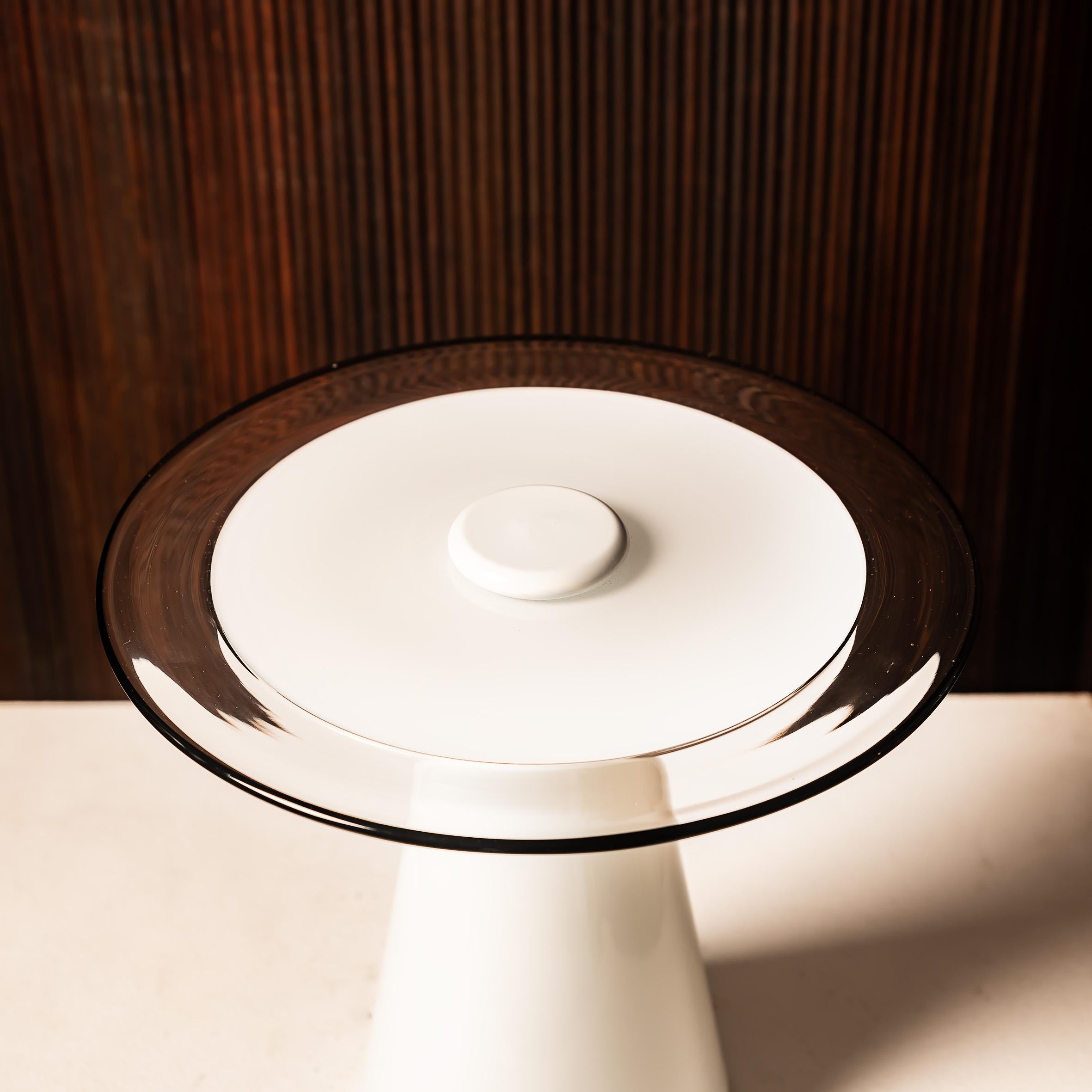 La lampe de table en verre Murano de l'ère spatiale des années 1970 est un exemple étonnant de l'artisanat italien et du design futuriste, alliant l'élégance intemporelle à l'esthétique audacieuse du mouvement de l'ère spatiale. Cette lampe est plus