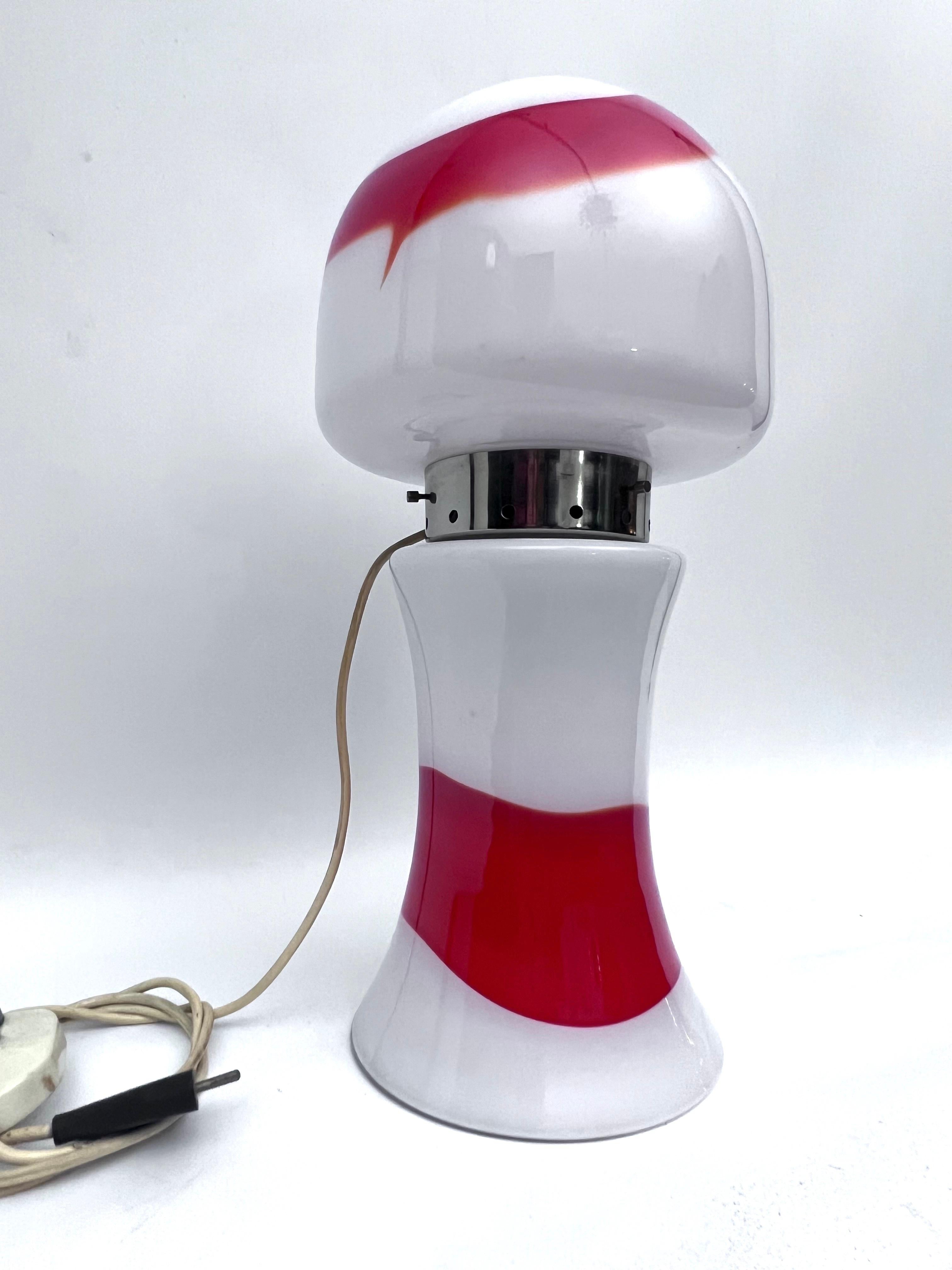 Lampe de table en verre de Murano de l'ère spatiale par Mazzega. Italie 1970 en vente 2