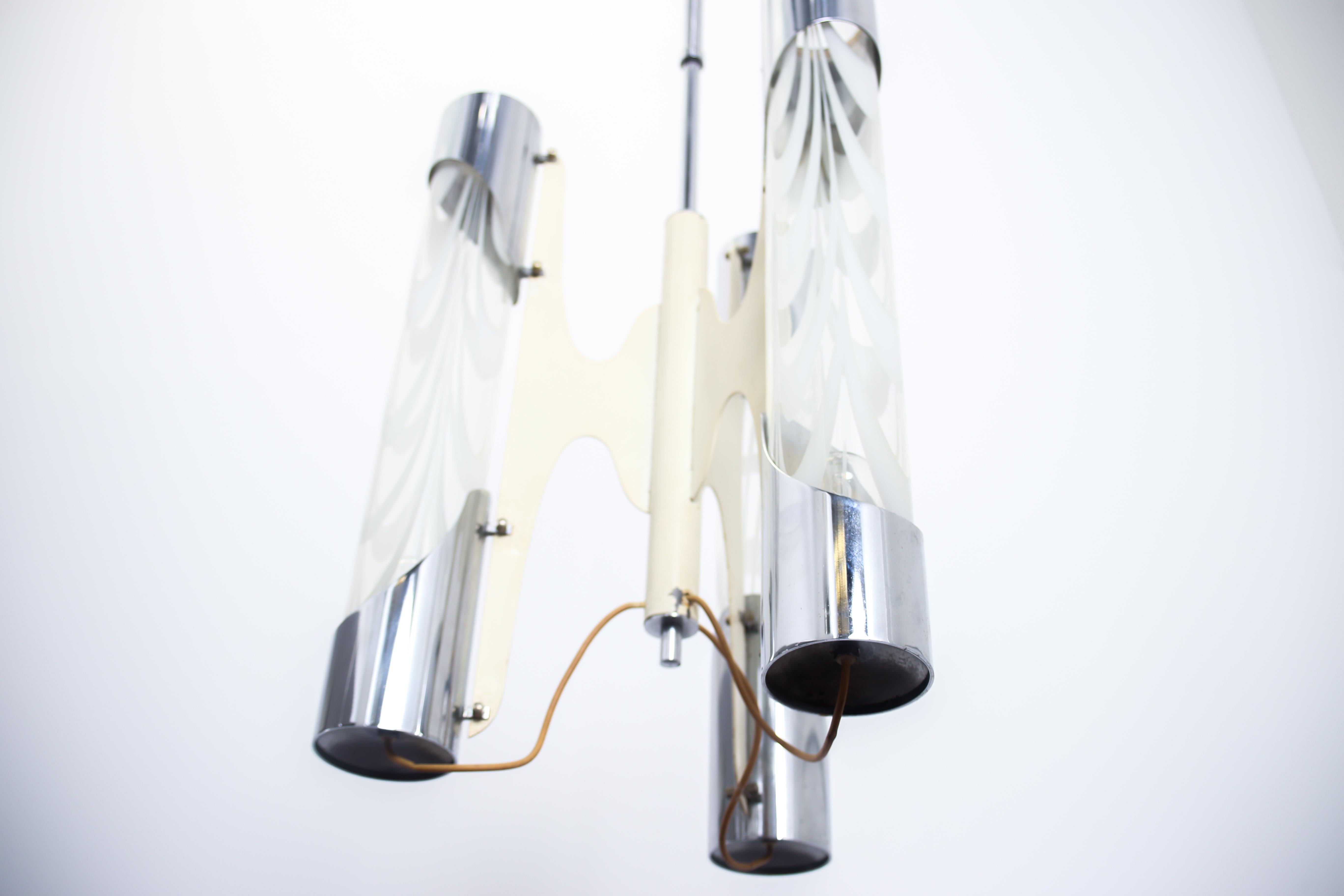 Italian Space Age Murano Glass Tubes White Chandelier, 1970 In Good Condition In Byron Bay, NSW