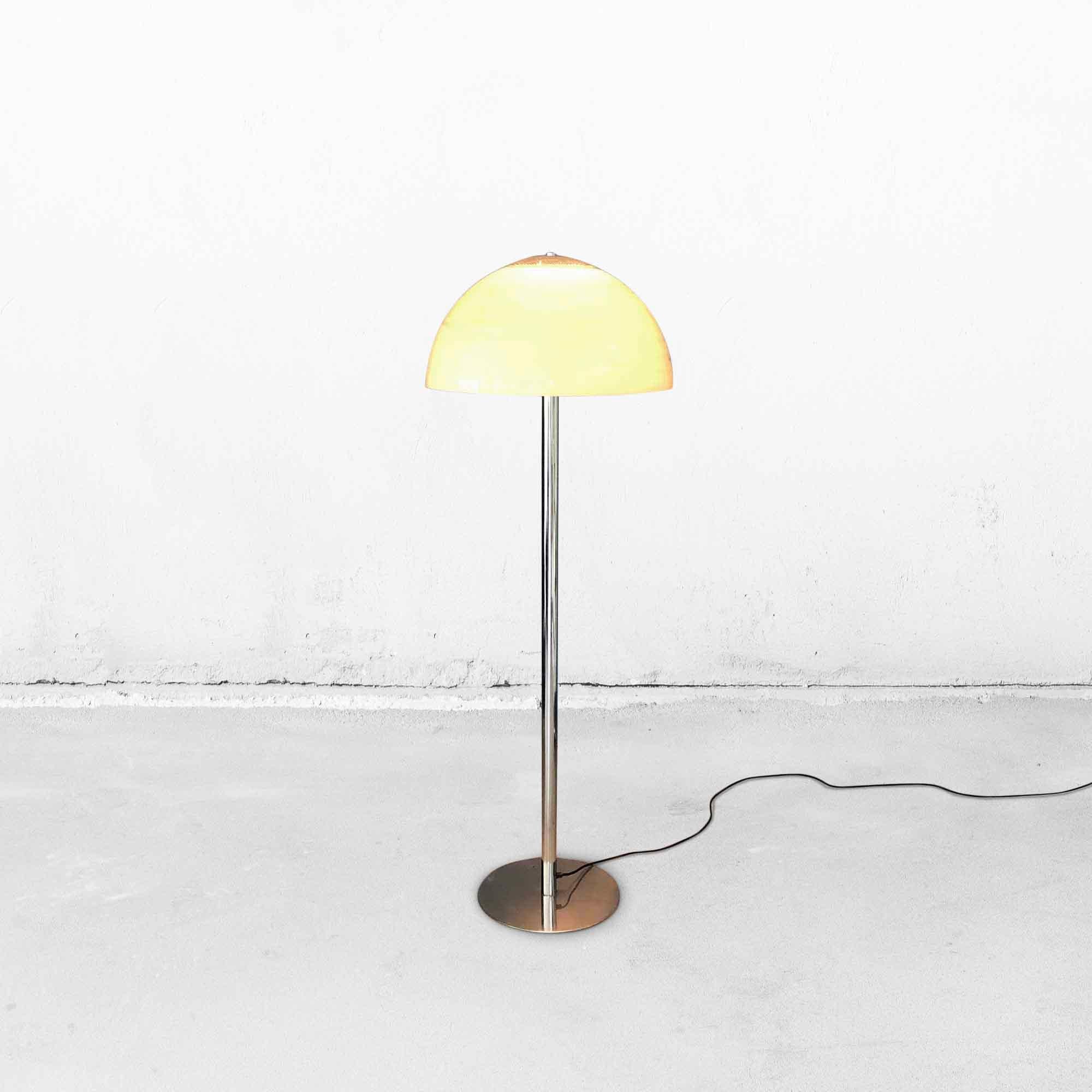 A very nice floor lamp with a chrome base and a large plastic shade. The lampshade is in beige shades and has a marble look. This large mushroom lamp has 1 light point and gives a beautiful warm light, which illuminates the entire room in an