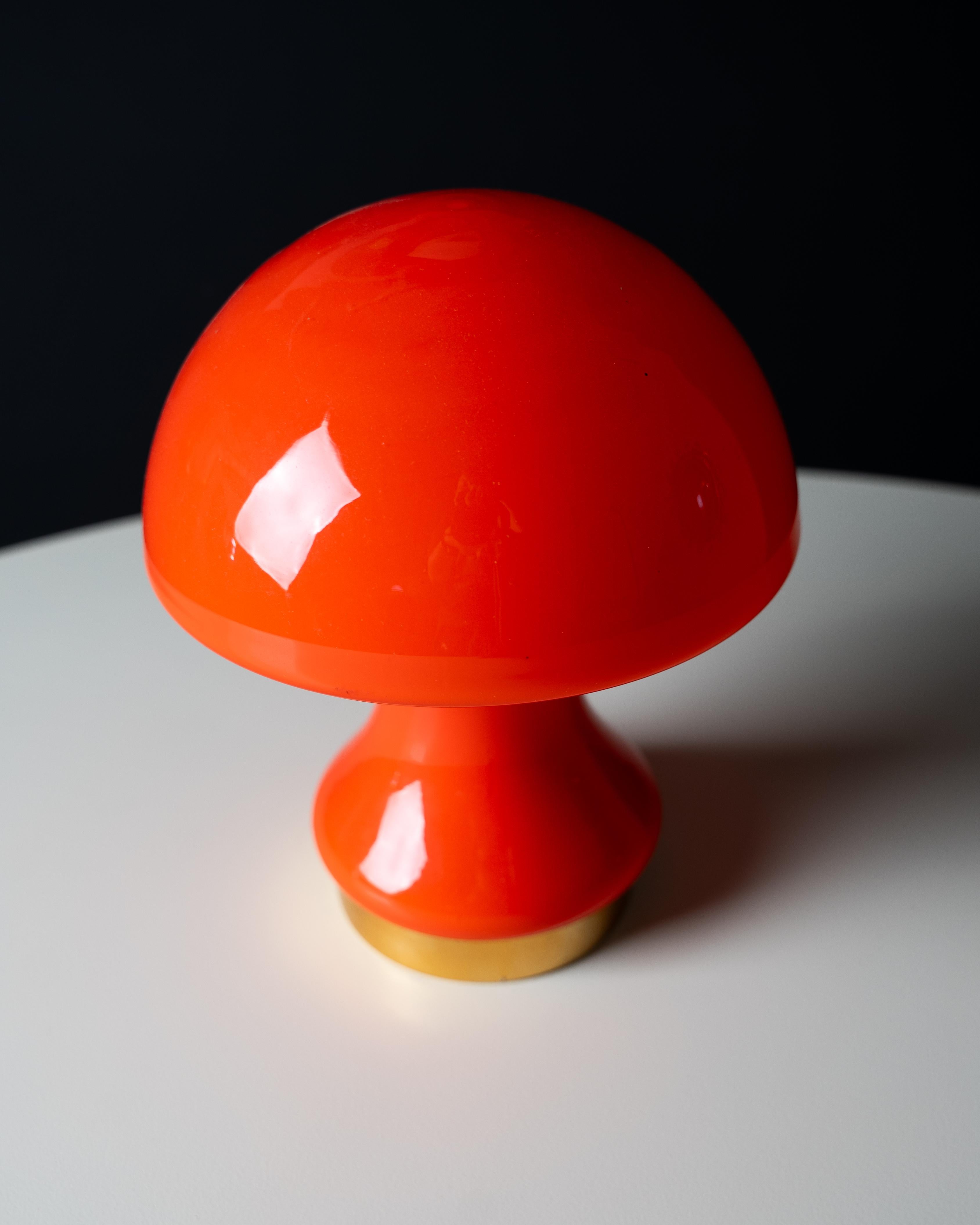 Diese auffällige rote Pilzlampe ist ein Paradebeispiel für Space-Age-Design aus den 1970er Jahren. Mit ihrer kühnen, organischen Silhouette und der glänzend lackierten Oberfläche spiegelt die Leuchte die Faszination der Epoche für futuristische