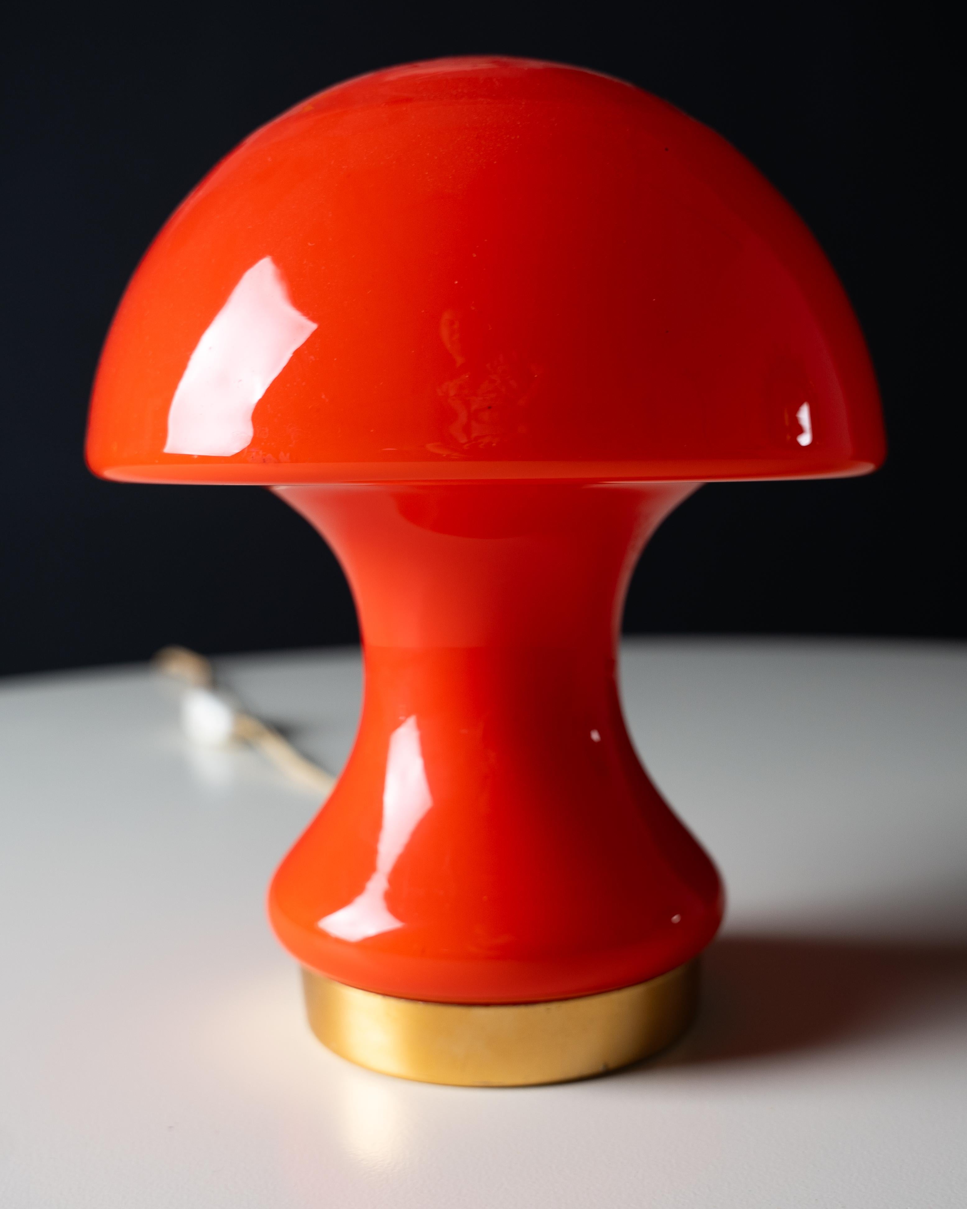 A Space Age Pilz Tischlampe (Serbisch) im Angebot