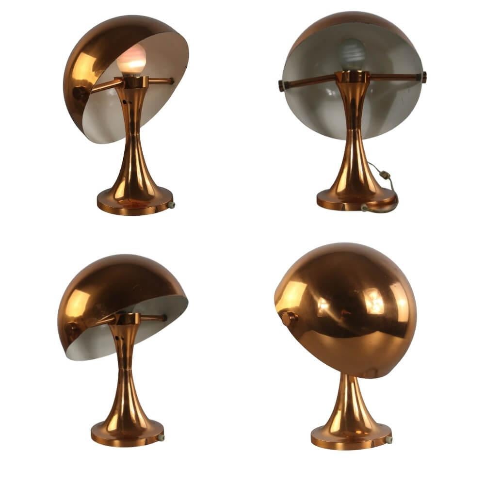 Lampe de table/champignon iconique de l'ère spatiale des années 1960-70. Une forme qui rappelle la lampe Panthella de Louis Poulsen. Couleur cuivre/champagne, avec un capuchon réglable, pour que vous puissiez toujours diriger la lumière là où vous