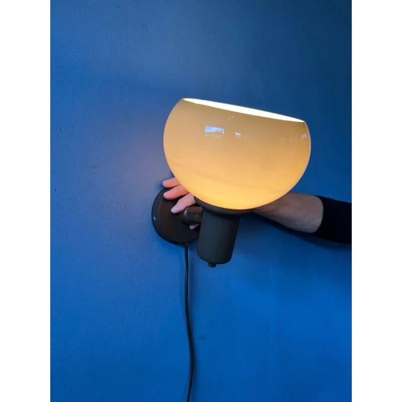 A classic mushroom wall lamp by Herda. The small arm of the shade can be turned in different directions. The lamp requires one E27 lightbulb and currently has an EU-plug.

Dimensions:
ø: 18 cm
Distance from wall: 25 cm

Condition: Very good.