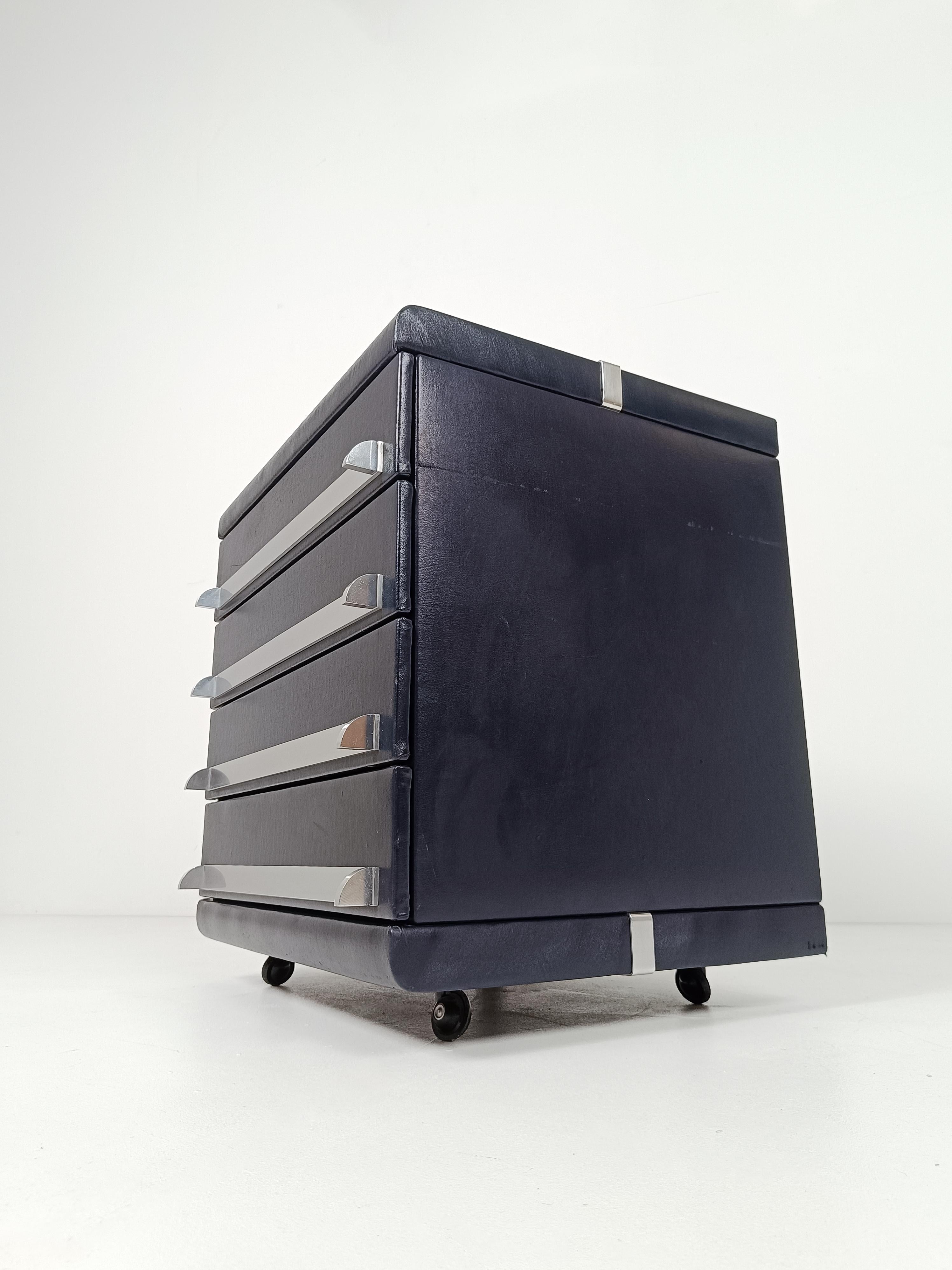 Space Age Night Stands in the style of Luigi Massoni in Chrome & Leather, 70s For Sale 2