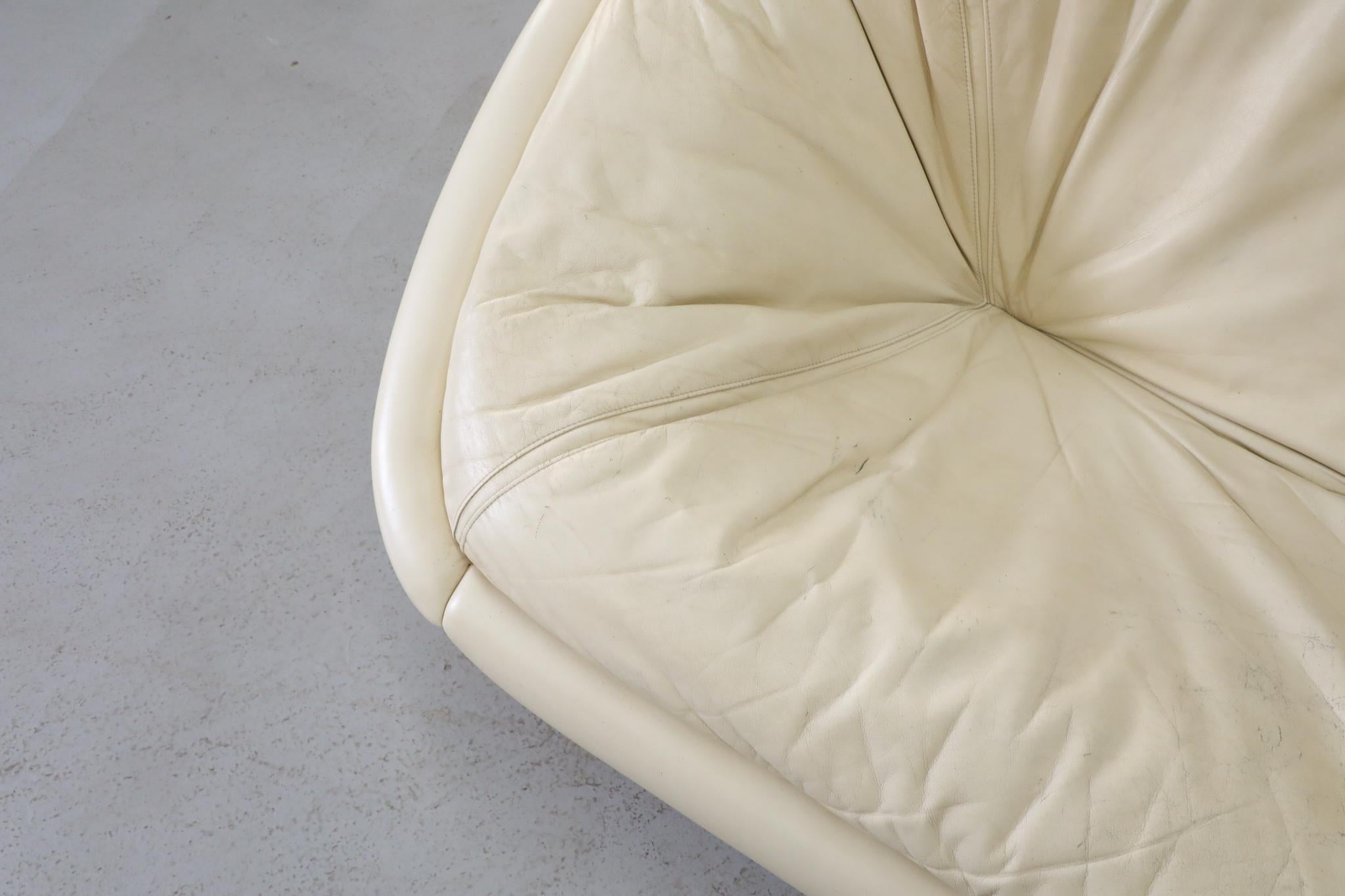 Canapé en cuir Off-White de style Space A dans le style de Steve Chase en vente 6