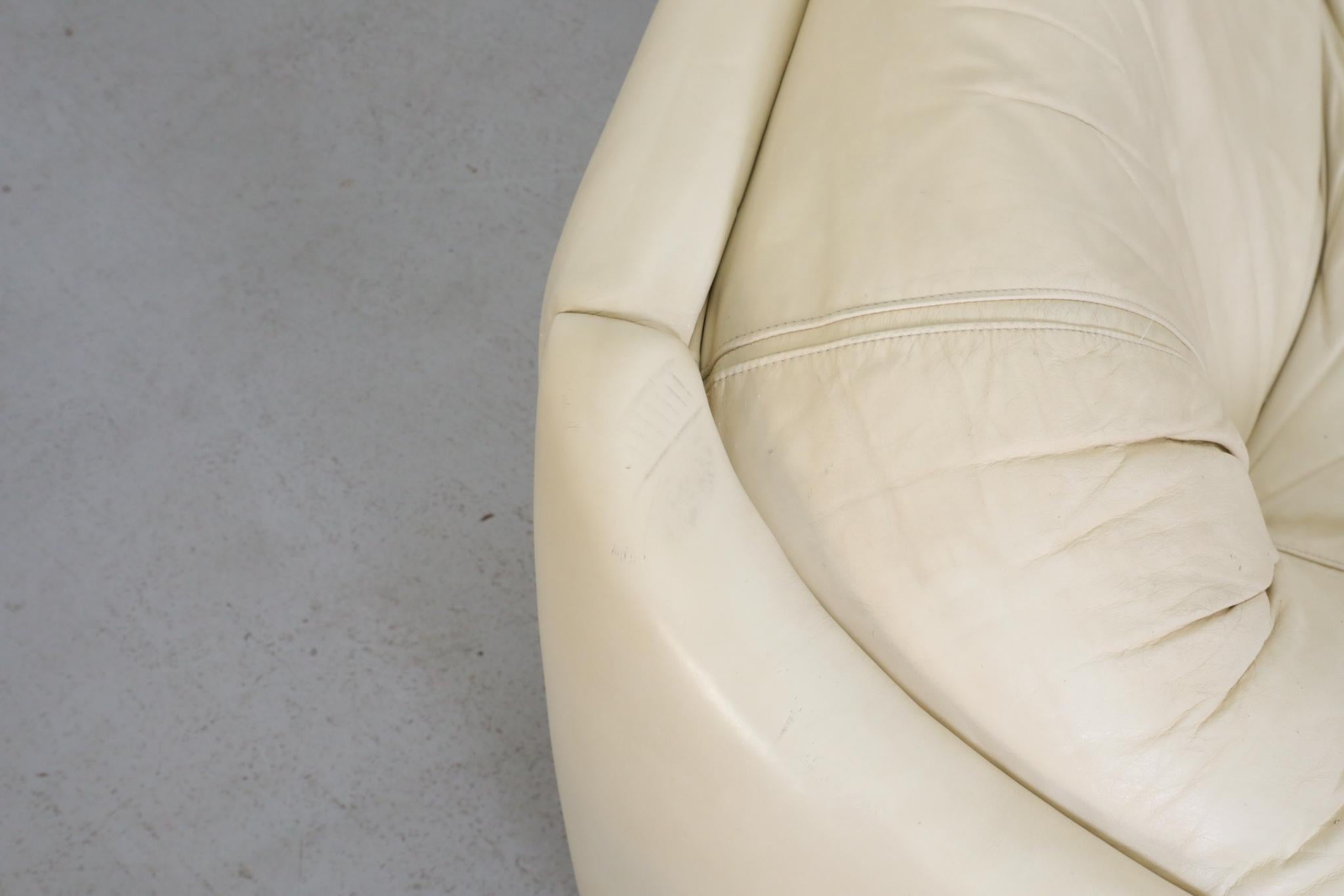 Canapé en cuir Off-White de style Space A dans le style de Steve Chase en vente 7