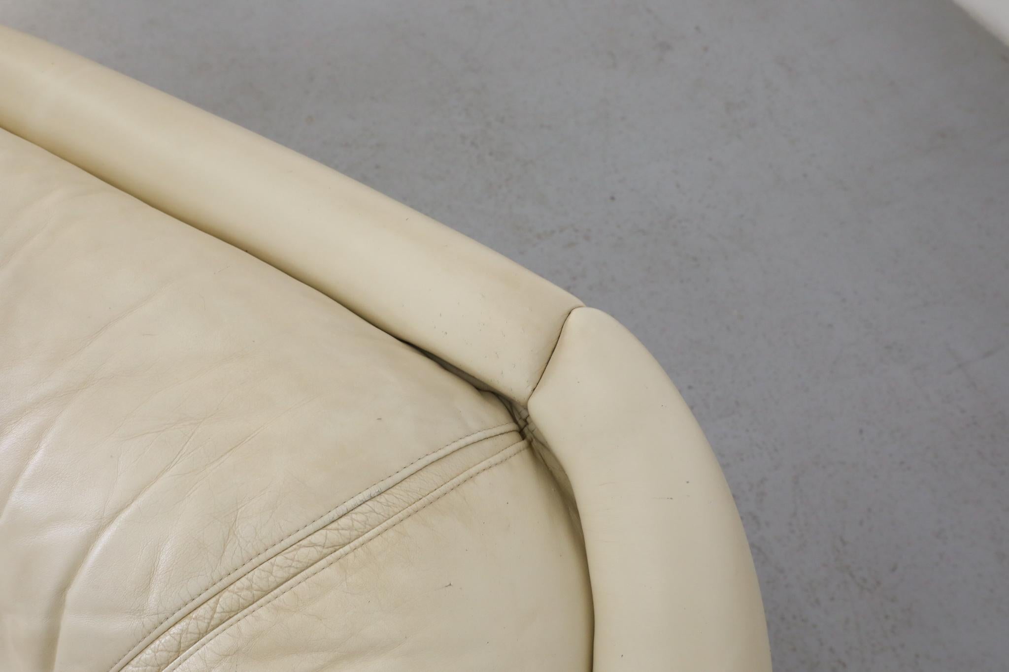 Canapé en cuir Off-White de style Space A dans le style de Steve Chase en vente 8