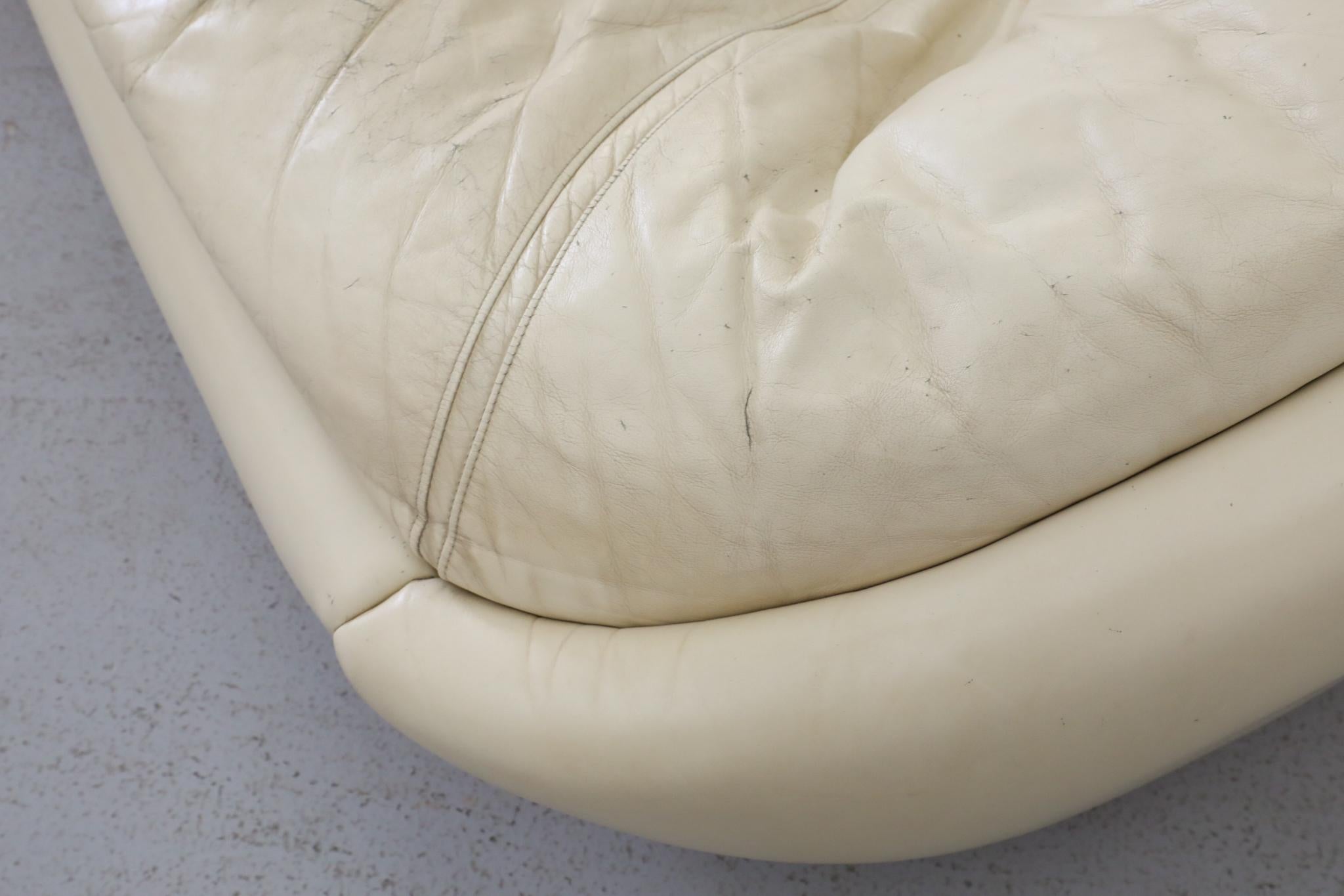 Canapé en cuir Off-White de style Space A dans le style de Steve Chase en vente 9