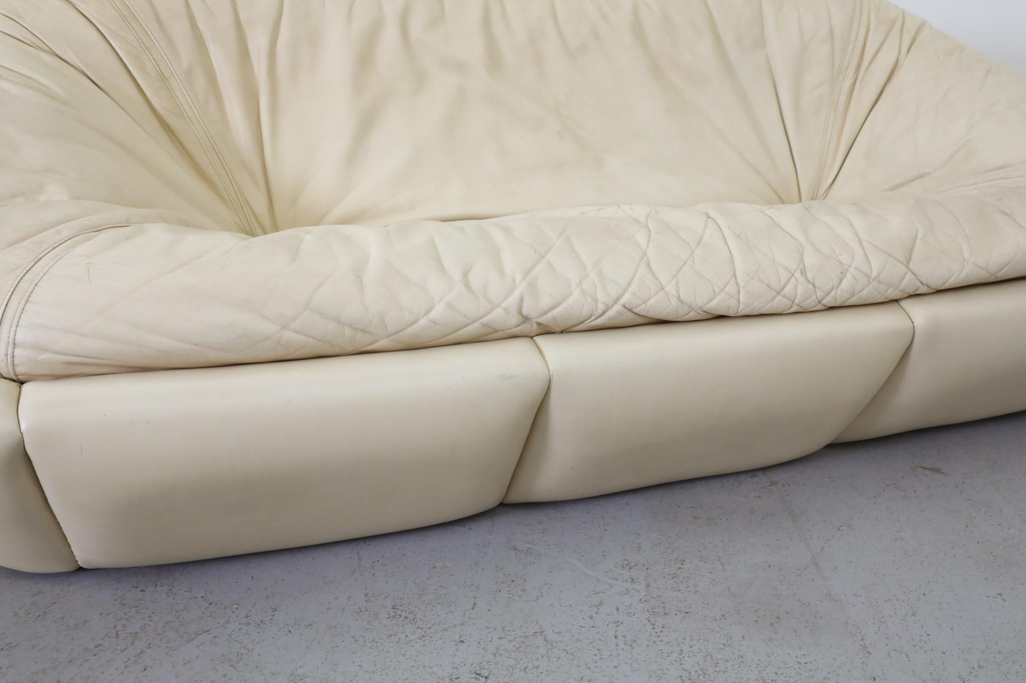 Canapé en cuir Off-White de style Space A dans le style de Steve Chase en vente 10