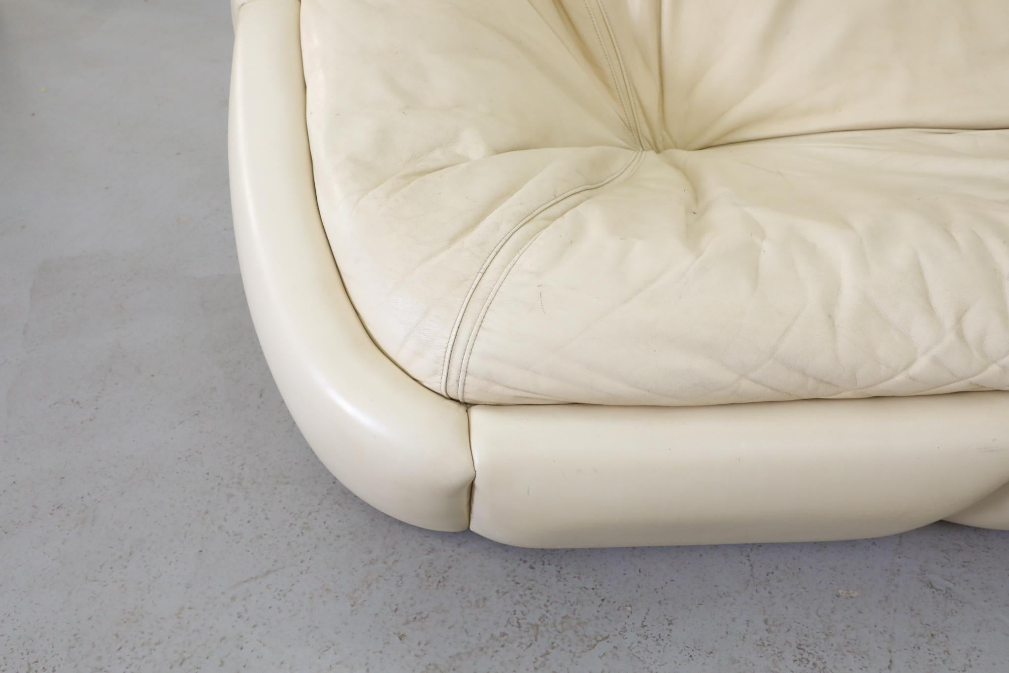 Canapé en cuir Off-White de style Space A dans le style de Steve Chase en vente 11