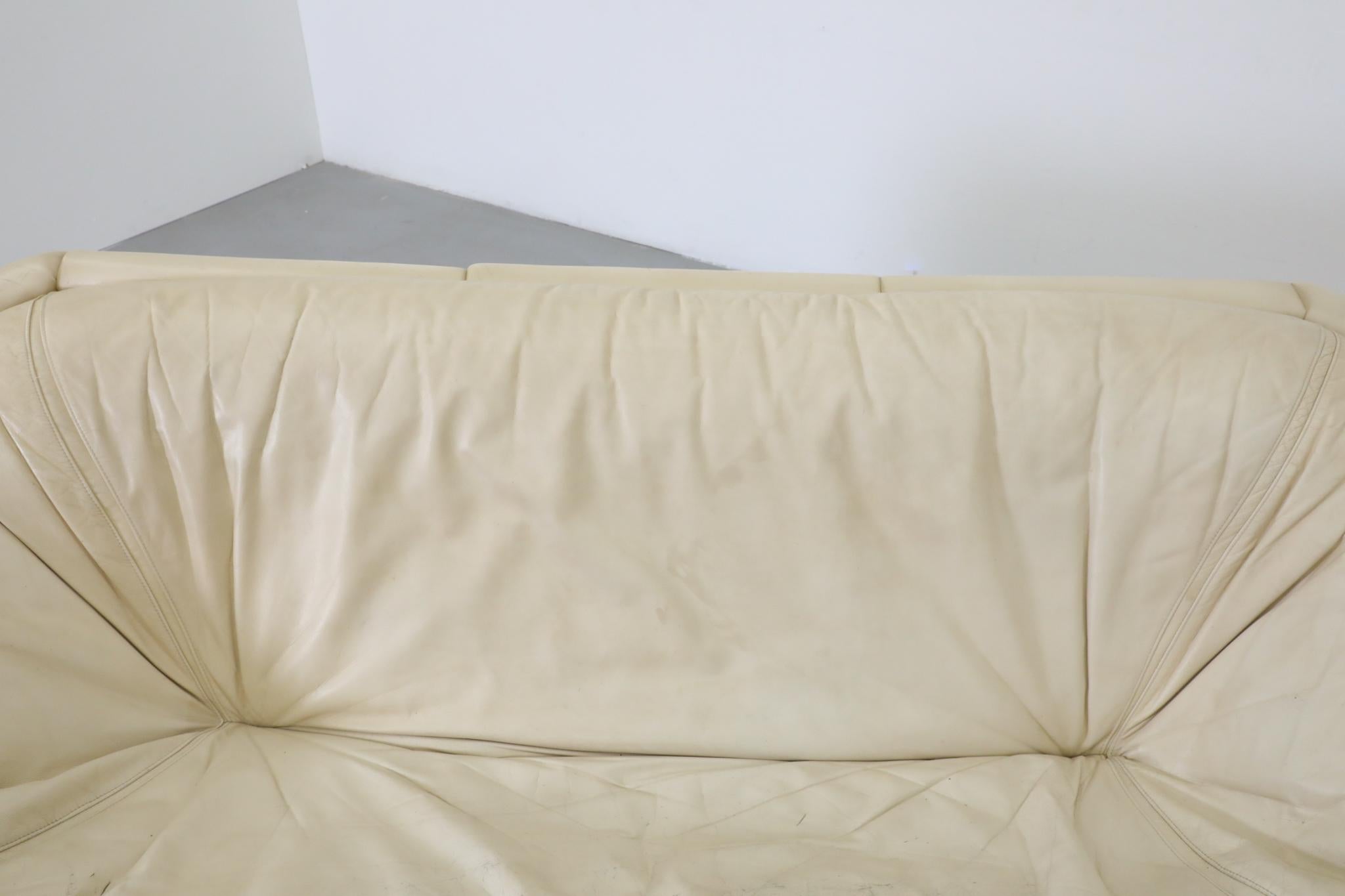 Canapé en cuir Off-White de style Space A dans le style de Steve Chase en vente 12