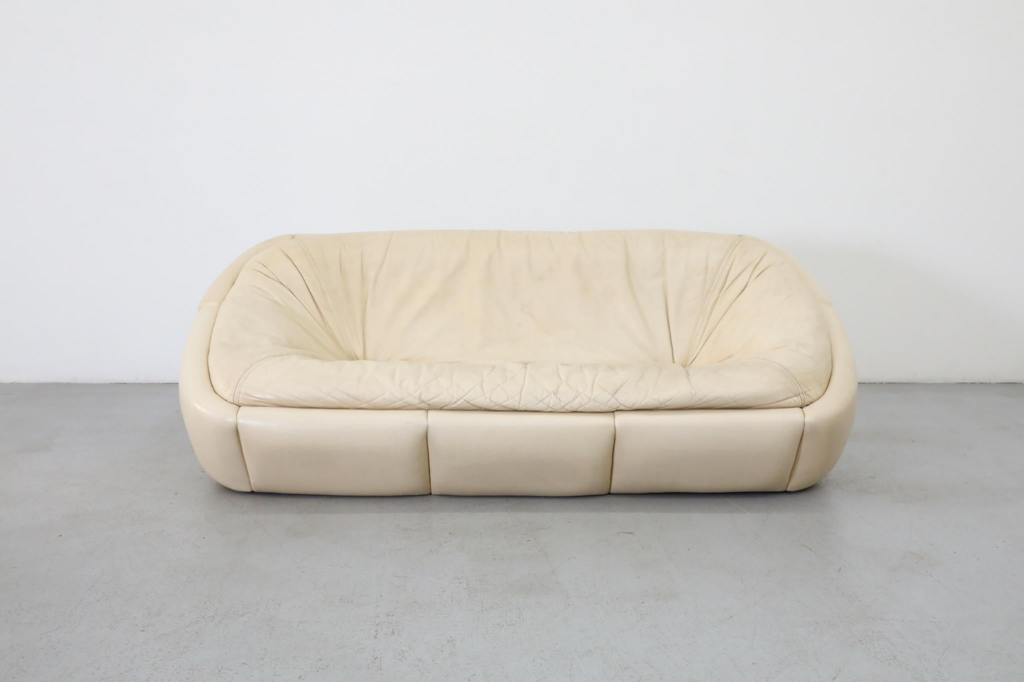 Fabuleux canapé en cuir blanc cassé inspiré par Steve Chase. Le canapé a été conçu et fabriqué à la fin des années 1960/début des années 1970. Il s'agit d'un très bel exemple de l'esthétique de l'