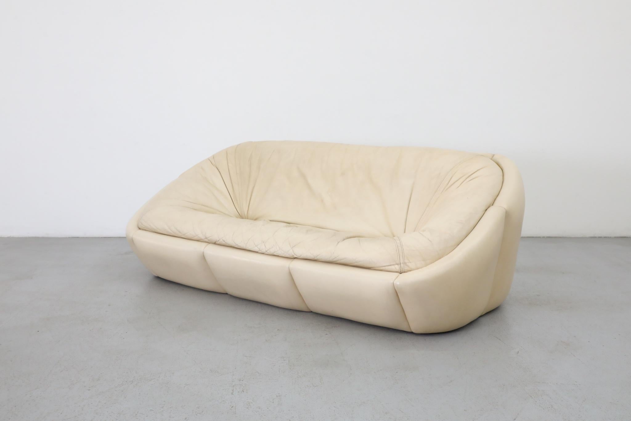 Ère spatiale Canapé en cuir Off-White de style Space A dans le style de Steve Chase en vente