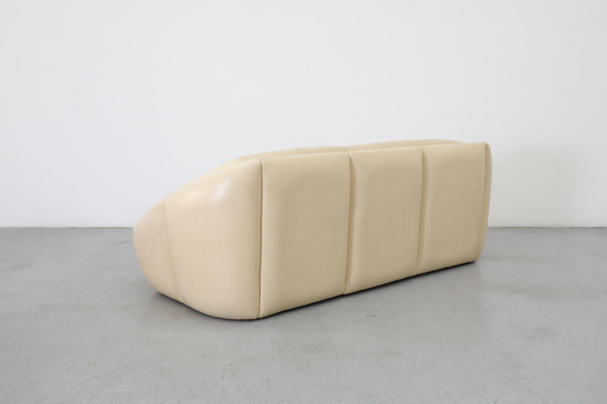 Canapé en cuir Off-White de style Space A dans le style de Steve Chase Bon état - En vente à Los Angeles, CA
