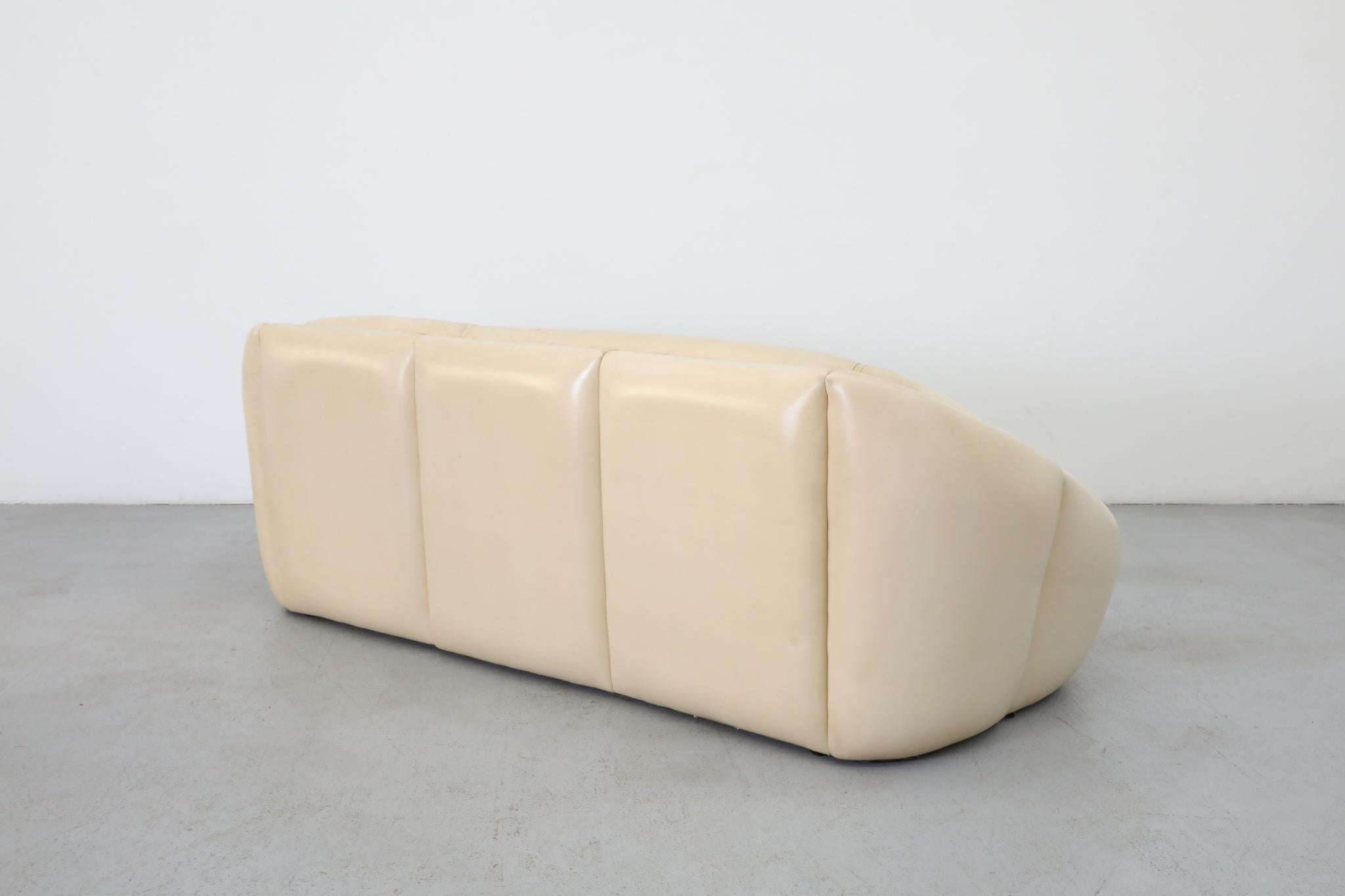 Cuir Canapé en cuir Off-White de style Space A dans le style de Steve Chase en vente